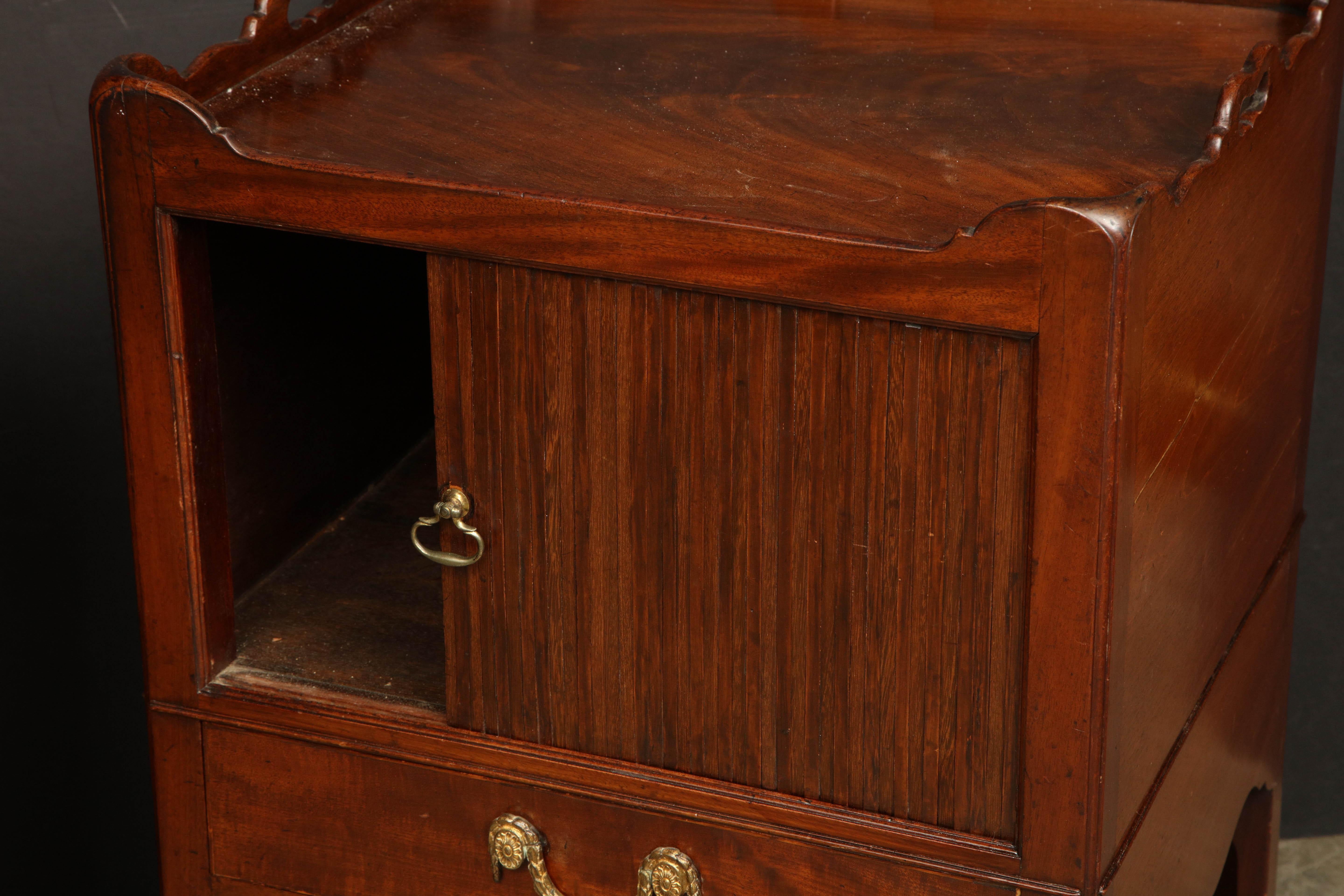 Near Pair of George III Bedside Commodes In Good Condition For Sale In Westwood, NJ