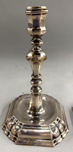 Ein Paar fast identischer Kerzenleuchter aus Neusilber, vermutlich aus Augsburg, um 1735
