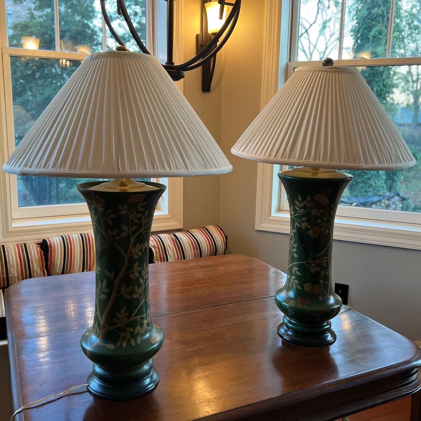 Proche Paire de lampes de table de style Asian Style peintes à la main - Schumacher Furnishings en vente 8