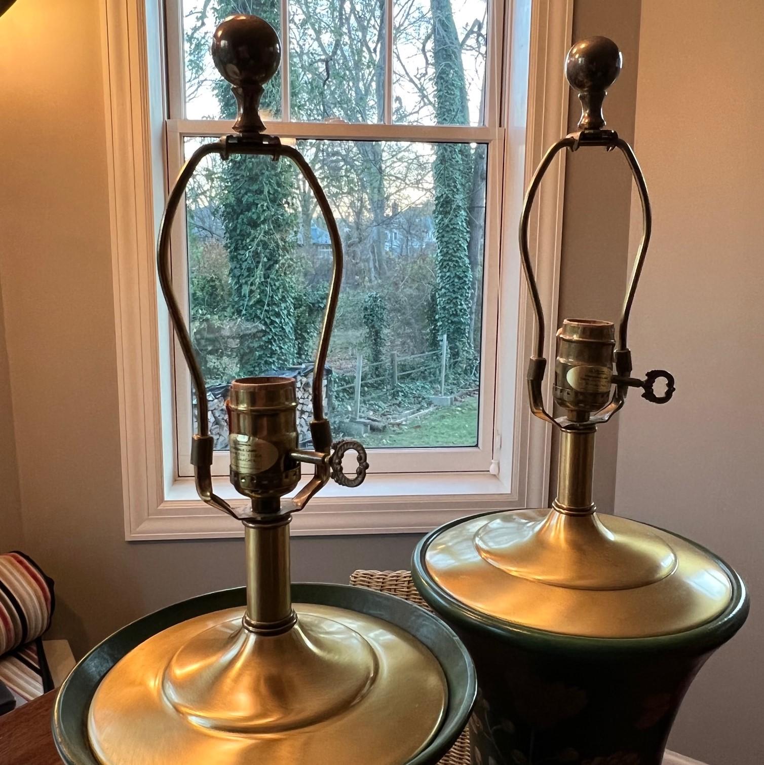 Milieu du XXe siècle Proche Paire de lampes de table de style Asian Style peintes à la main - Schumacher Furnishings en vente