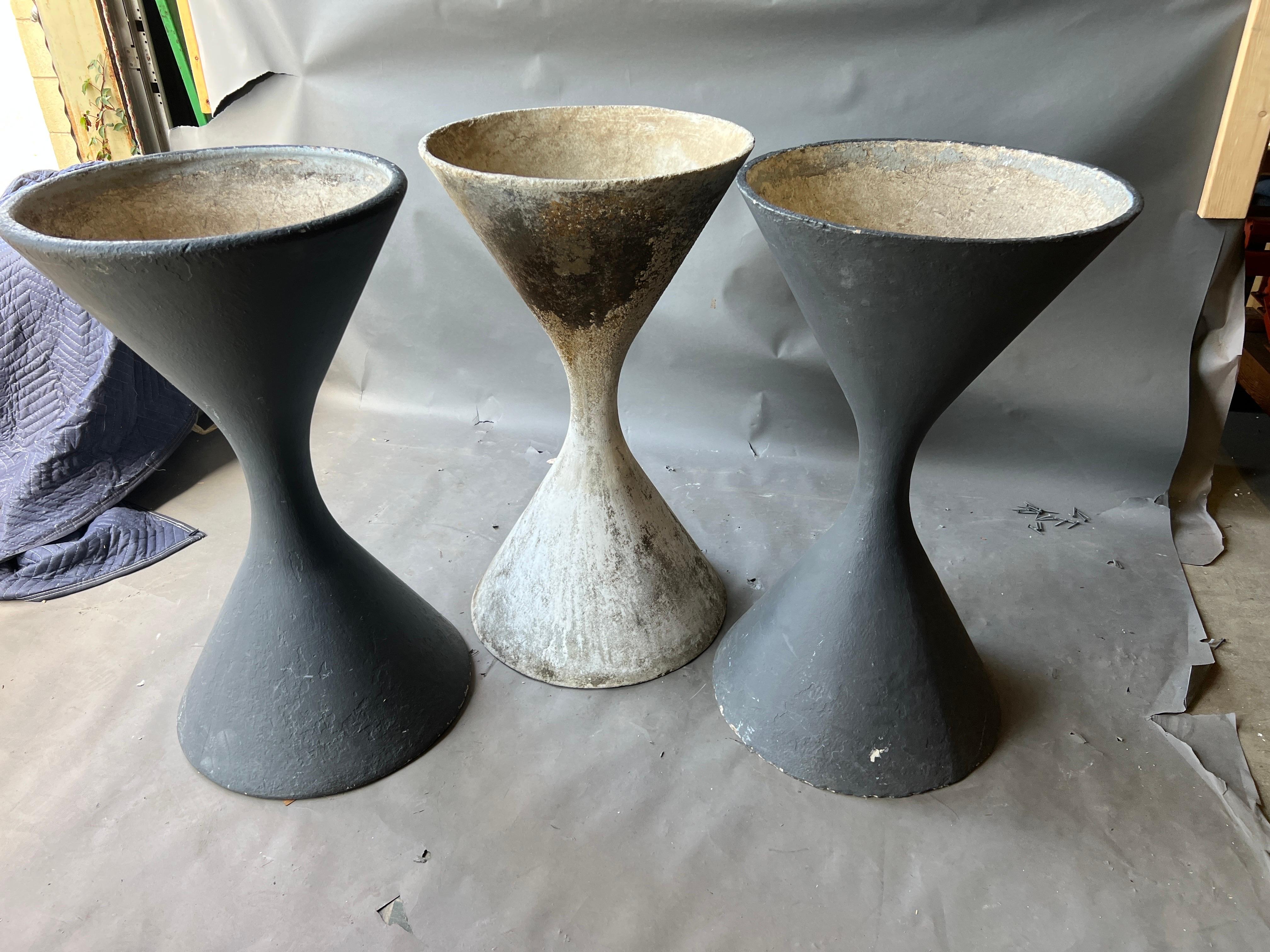 French Near Pair of Large Willy Guhl Diabolo Planters Painted in Charcoal For Sale