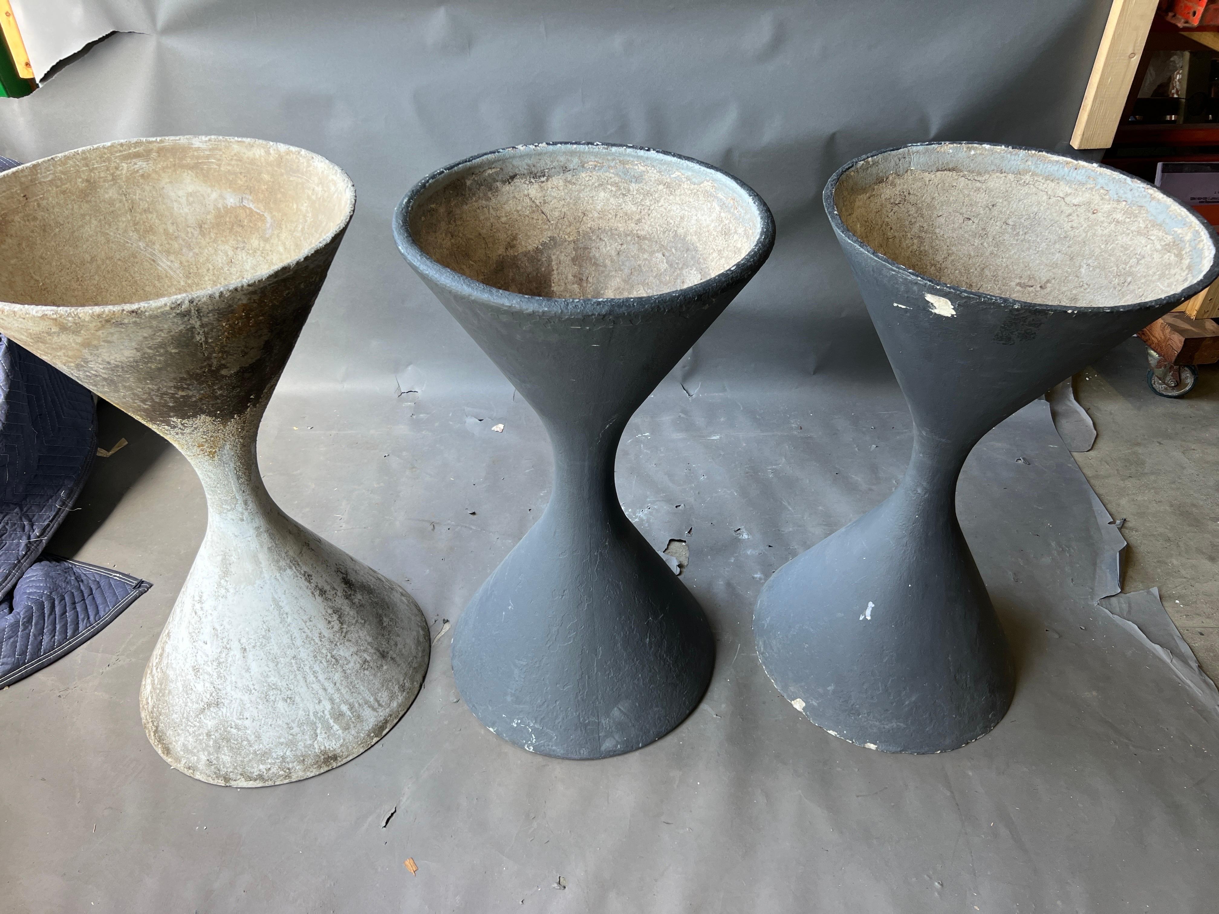 Near Pair of Large Willy Guhl Diabolo Planters Painted in Charcoal In Good Condition For Sale In Richmond, VA