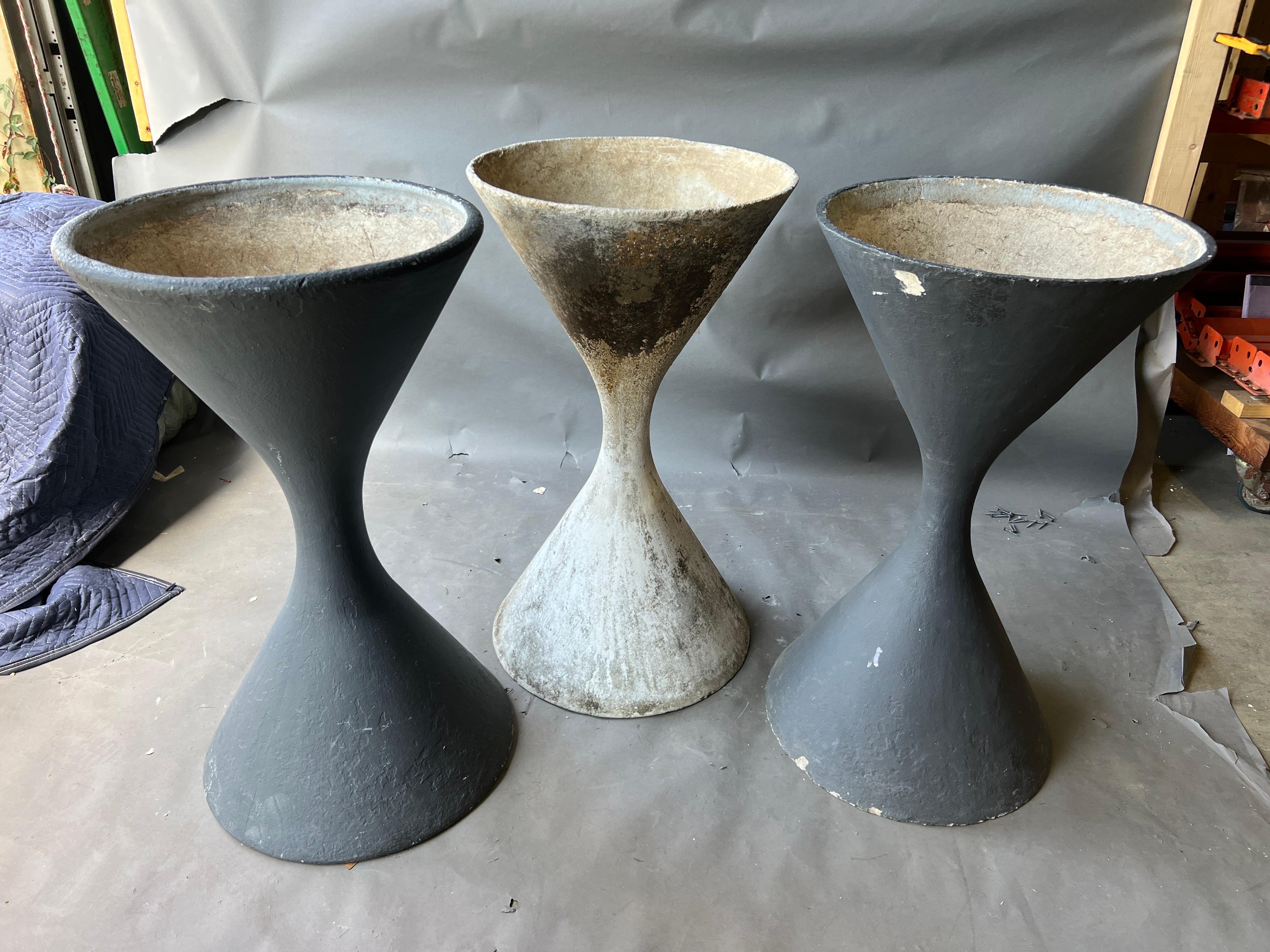 20th Century Near Pair of Large Willy Guhl Diabolo Planters Painted in Charcoal For Sale