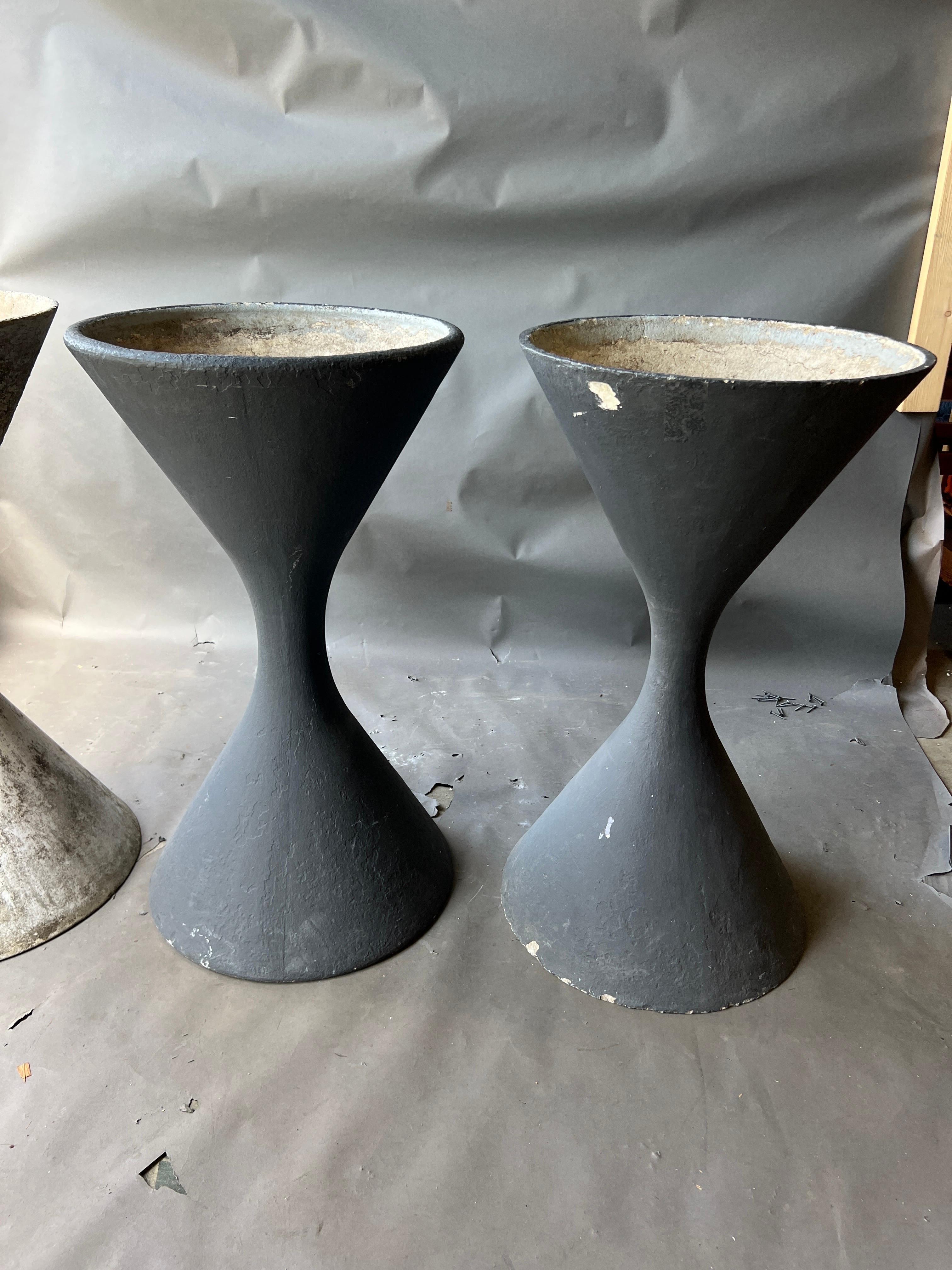 Near Pair of Large Willy Guhl Diabolo Planters Painted in Charcoal For Sale 1