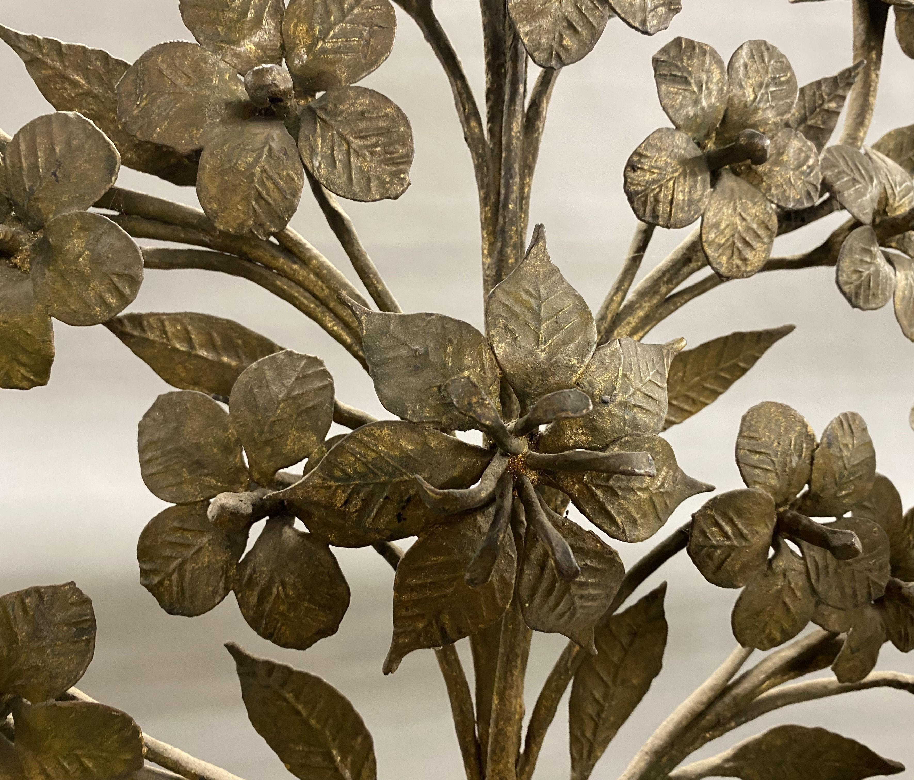 Coppia di candelabri a 9 luci Luigi XIV in legno e metallo a forma di fiore e di urna in vendita 4