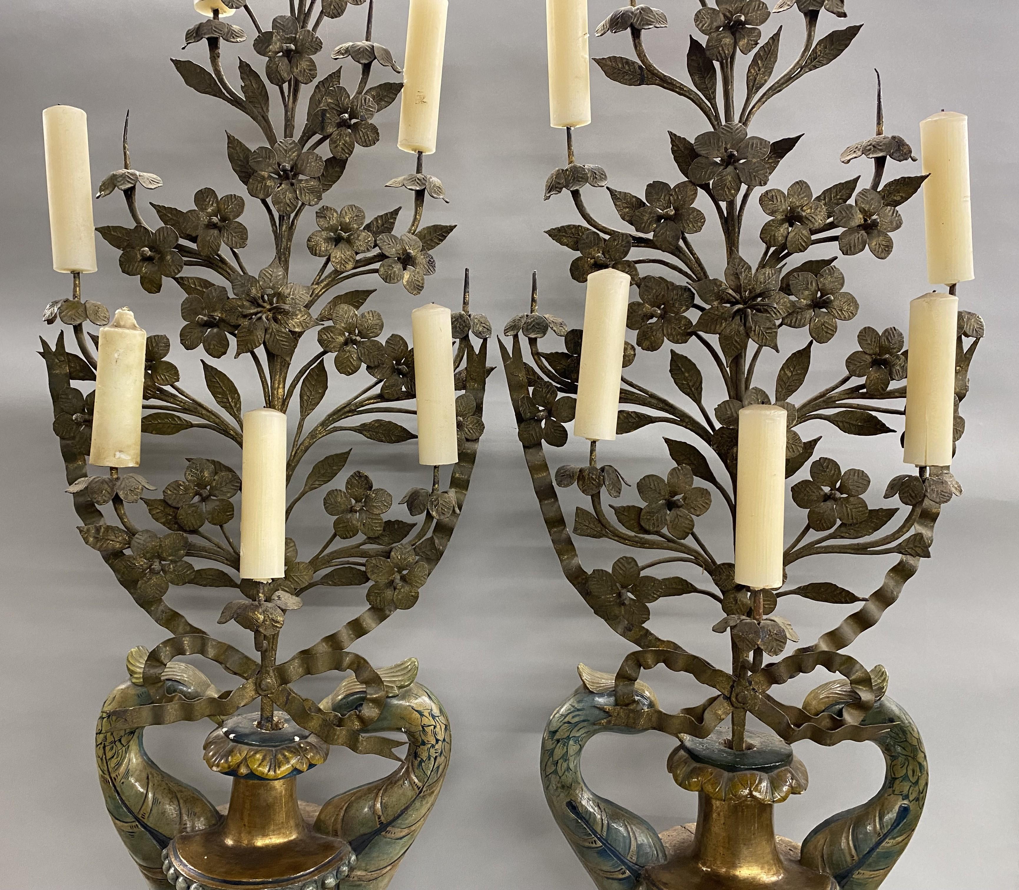 Francese Coppia di candelabri a 9 luci Luigi XIV in legno e metallo a forma di fiore e di urna in vendita