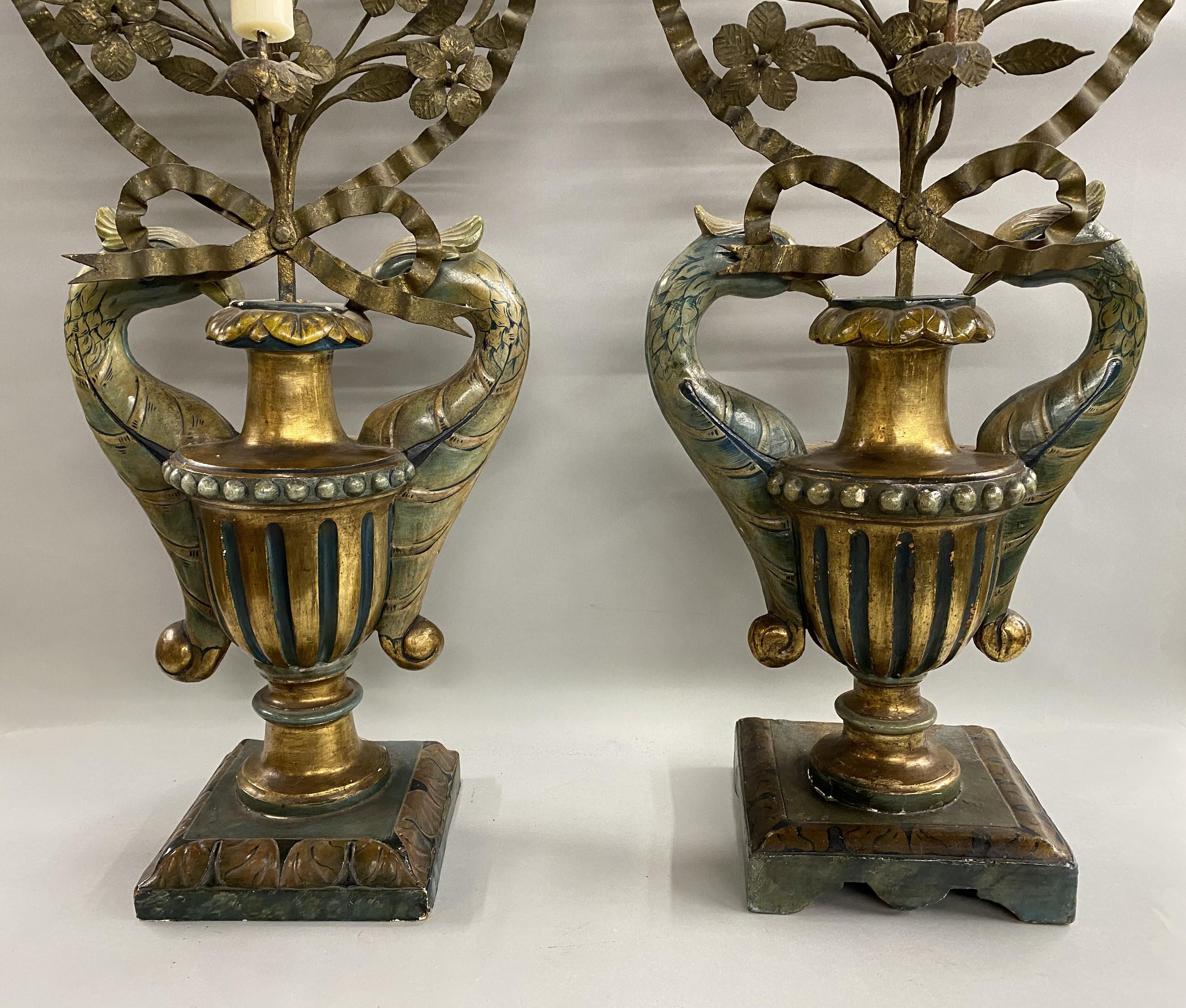 Forgiato Coppia di candelabri a 9 luci Luigi XIV in legno e metallo a forma di fiore e di urna in vendita