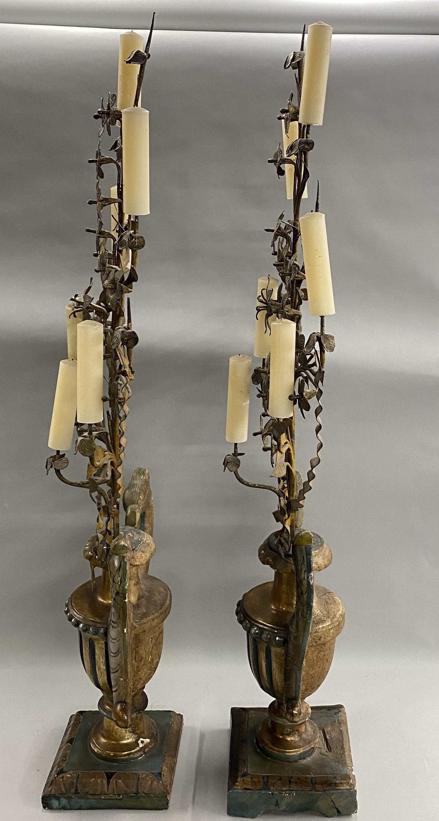 Coppia di candelabri a 9 luci Luigi XIV in legno e metallo a forma di fiore e di urna In condizioni buone in vendita a Milford, NH