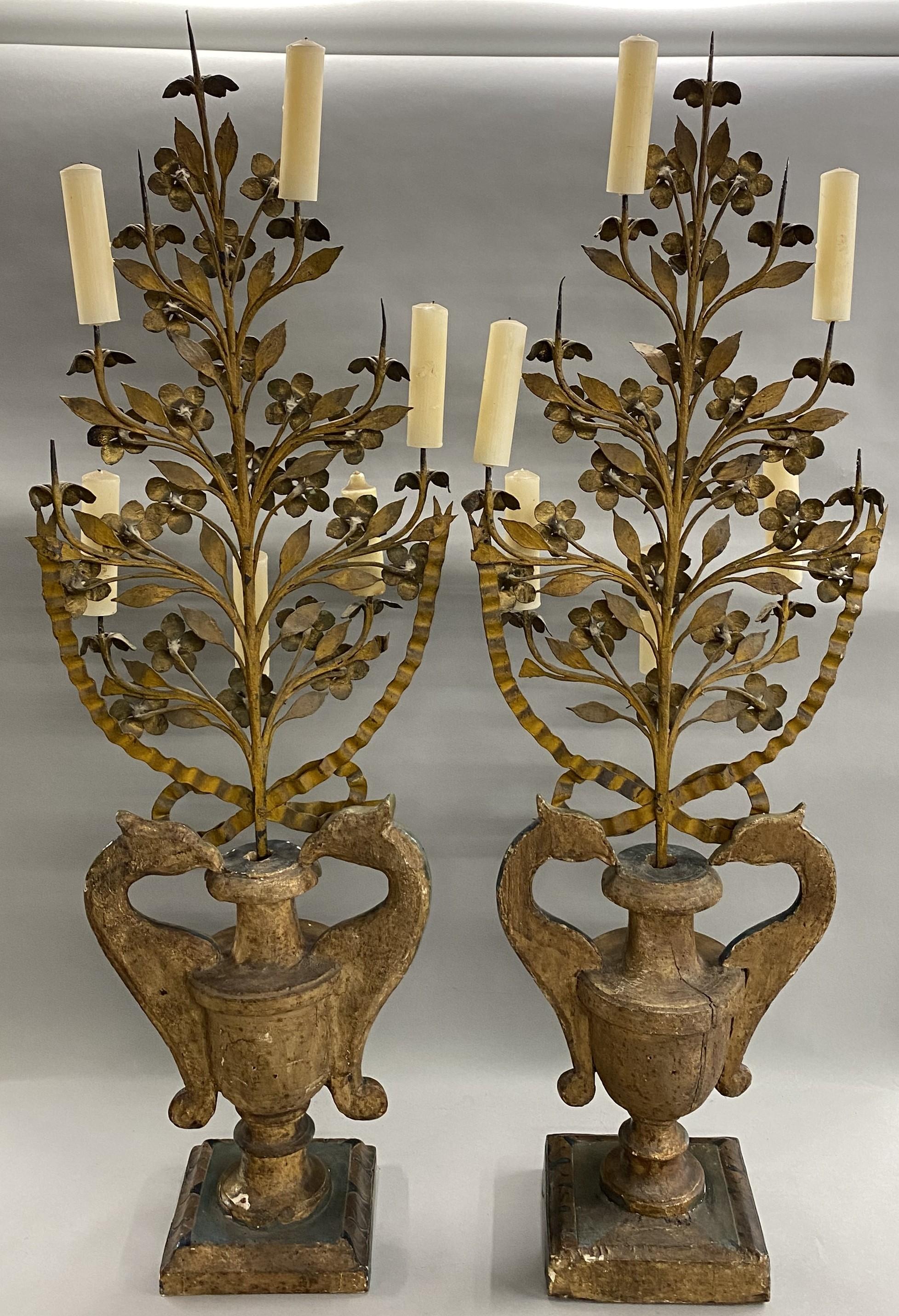 XX secolo Coppia di candelabri a 9 luci Luigi XIV in legno e metallo a forma di fiore e di urna in vendita