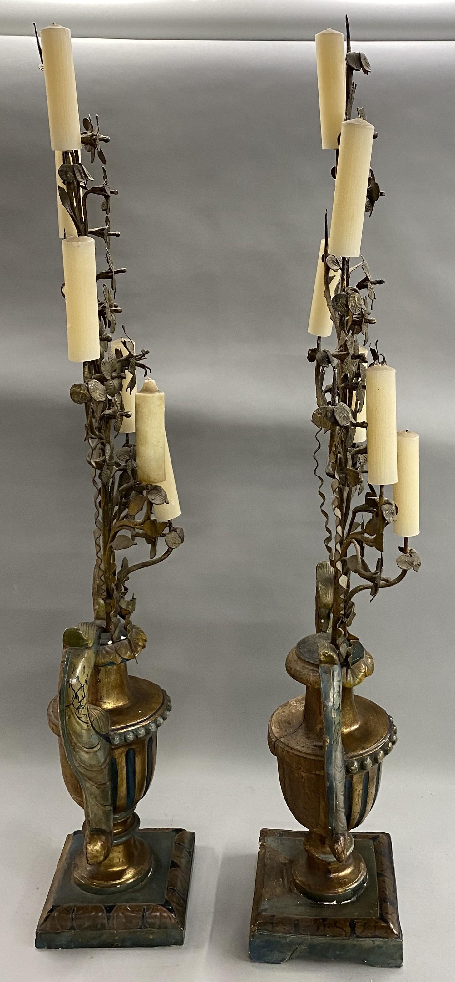 Ferro battuto Coppia di candelabri a 9 luci Luigi XIV in legno e metallo a forma di fiore e di urna in vendita