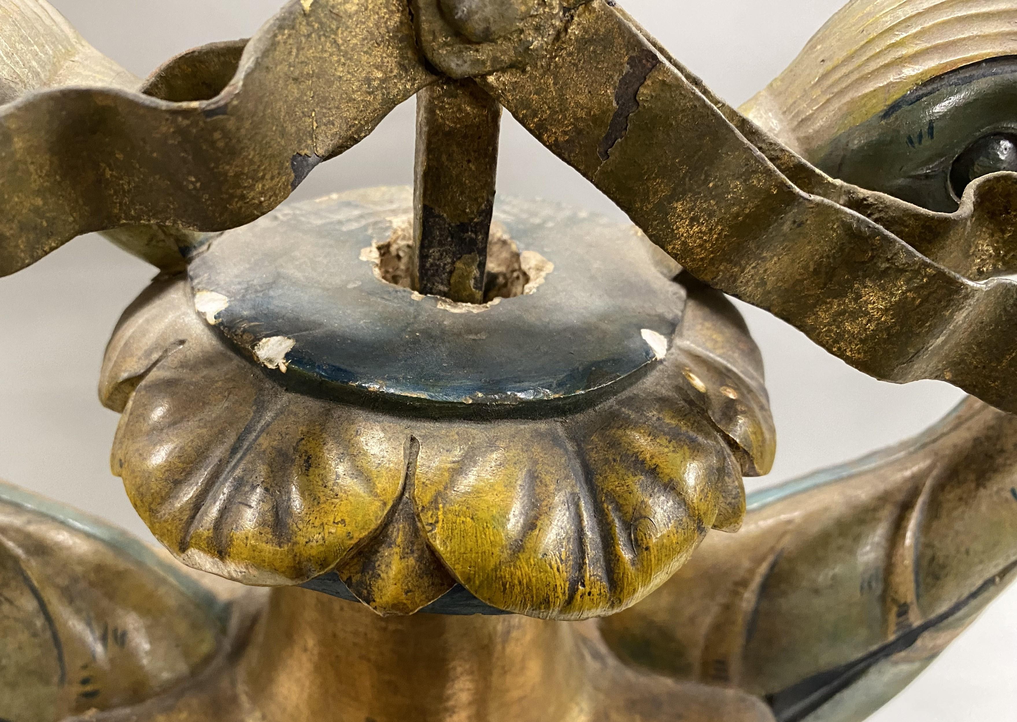 Coppia di candelabri a 9 luci Luigi XIV in legno e metallo a forma di fiore e di urna in vendita 1