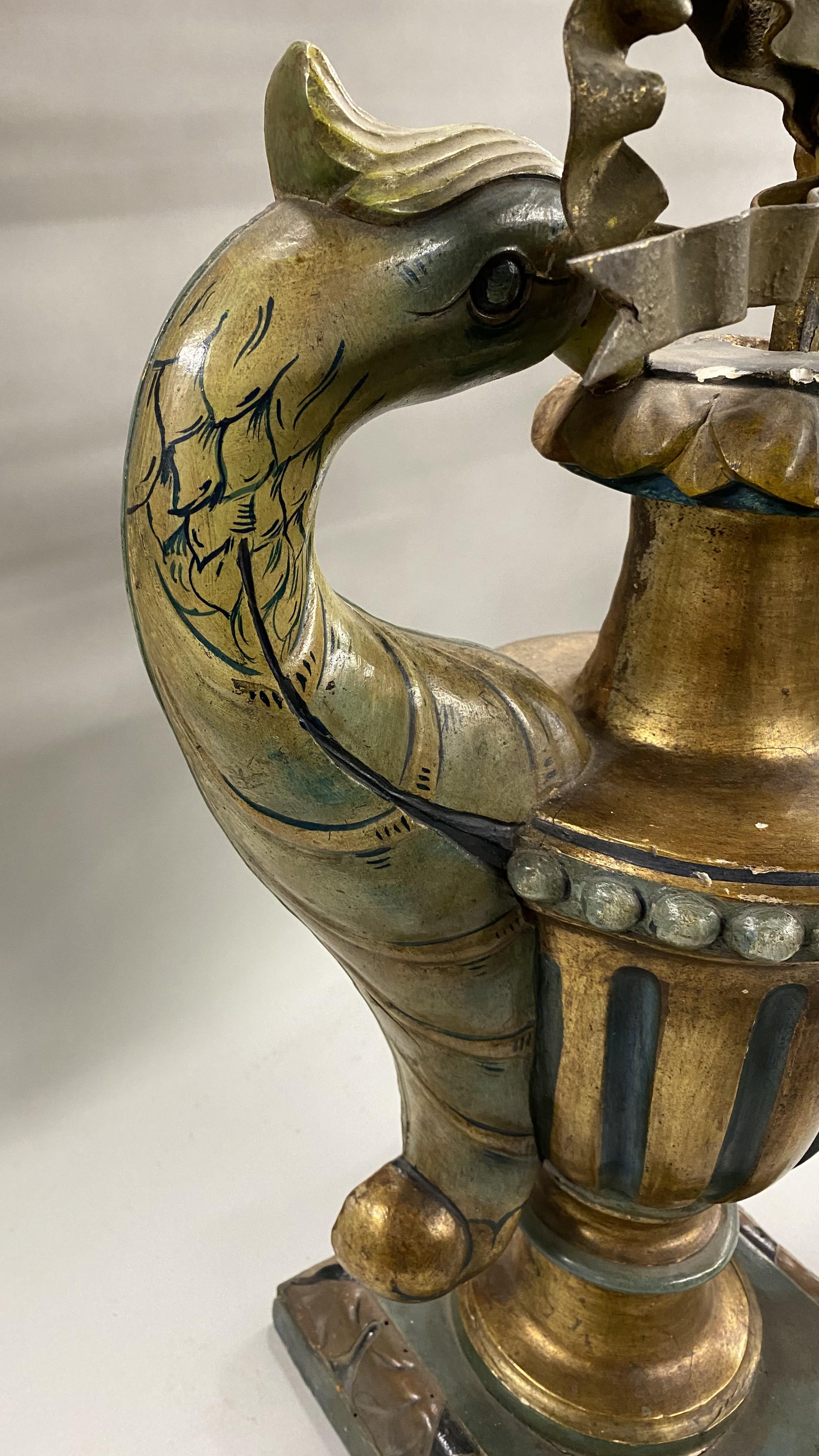 Coppia di candelabri a 9 luci Luigi XIV in legno e metallo a forma di fiore e di urna in vendita 2
