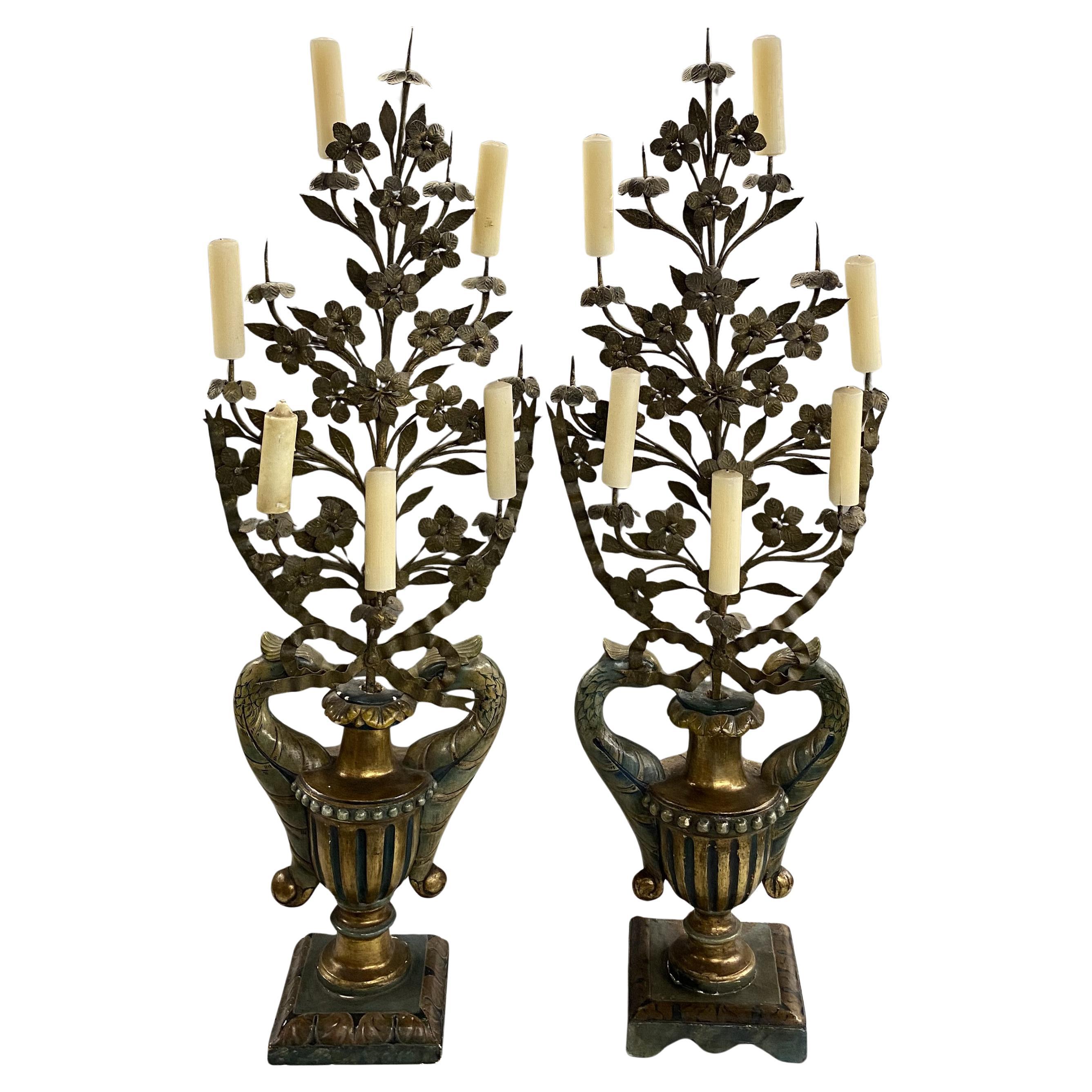Coppia di candelabri a 9 luci Luigi XIV in legno e metallo a forma di fiore e di urna in vendita
