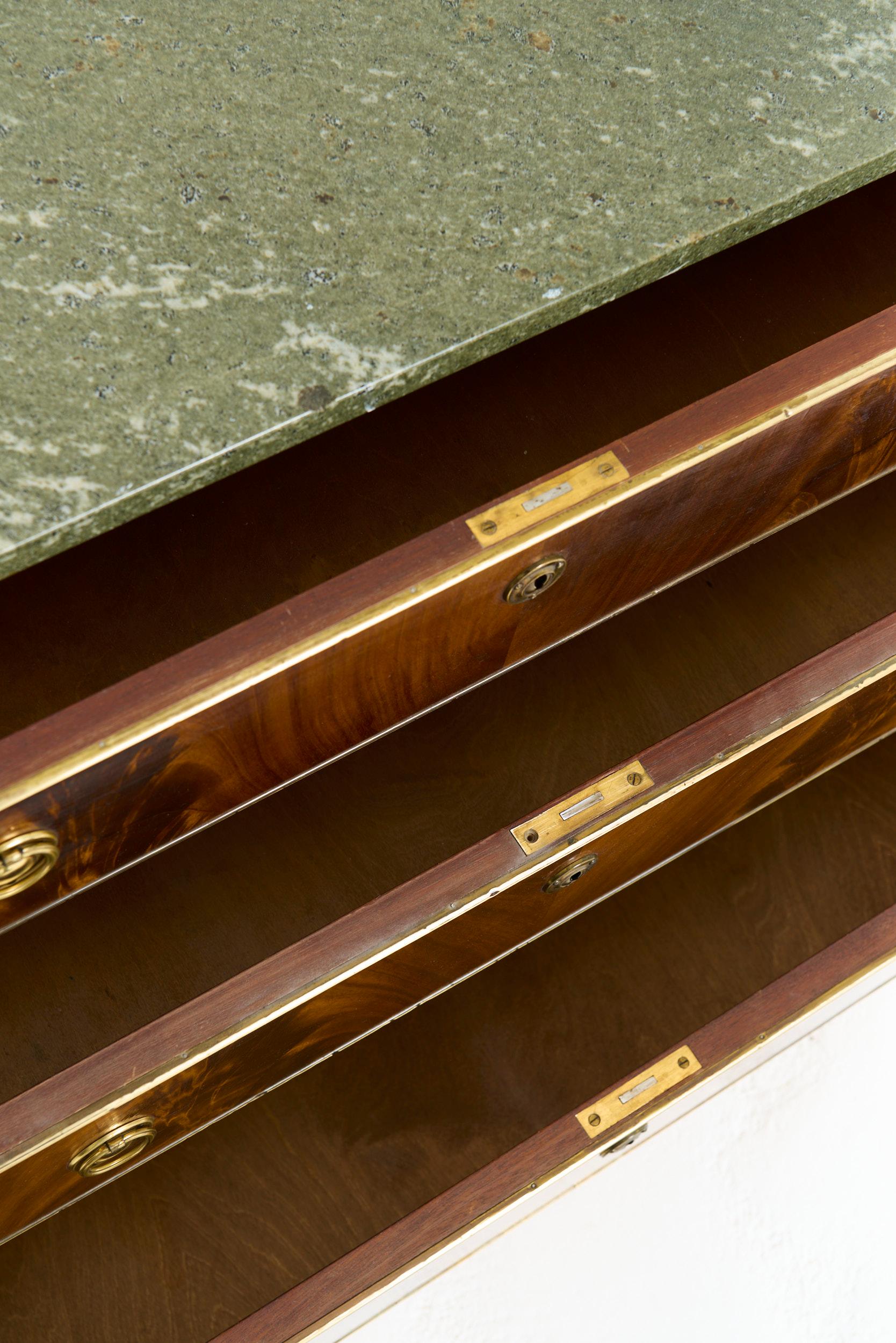Beinahe Paar Kommoden mit Marmorplatte im Angebot 11