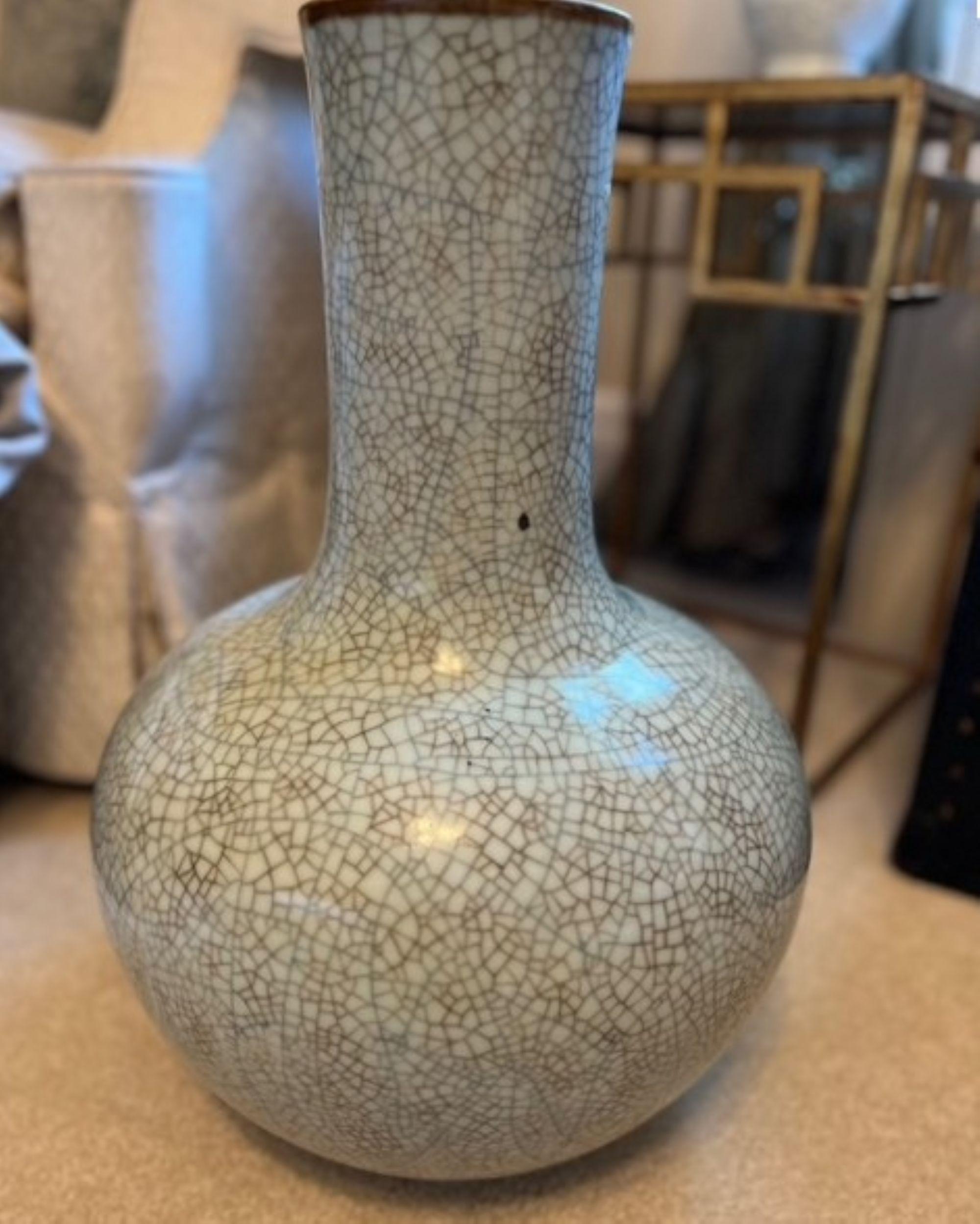 Près d'une paire de vases en porcelaine chinoise du 20e siècle, dramatiques et finement exécutés, d'une taille monumentale, réalisés de main de maître en hommage aux célèbres céramiques Ge ware de la dynastie des Song. Chaque vase mesure une hauteur