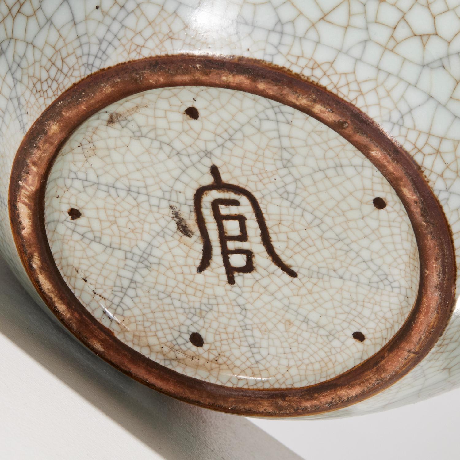 Près d'une paire de vases monumentaux chinois de style Ge-Ware, 20e siècle État moyen - En vente à Morristown, NJ
