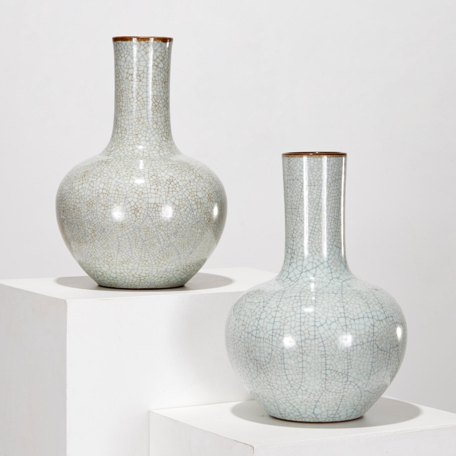 Près d'une paire de vases monumentaux chinois de style Ge-Ware, 20e siècle en vente 1