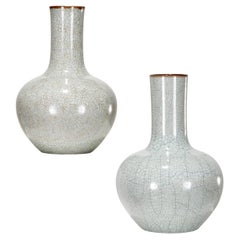 Près d'une paire de vases monumentaux chinois de style Ge-Ware, 20e siècle