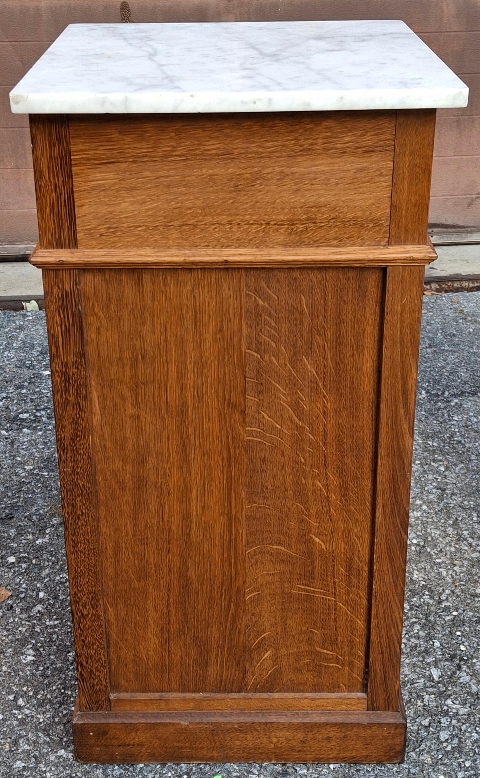 Coppia di tavolini vittoriani con piano in Oak e marmo in vendita 1