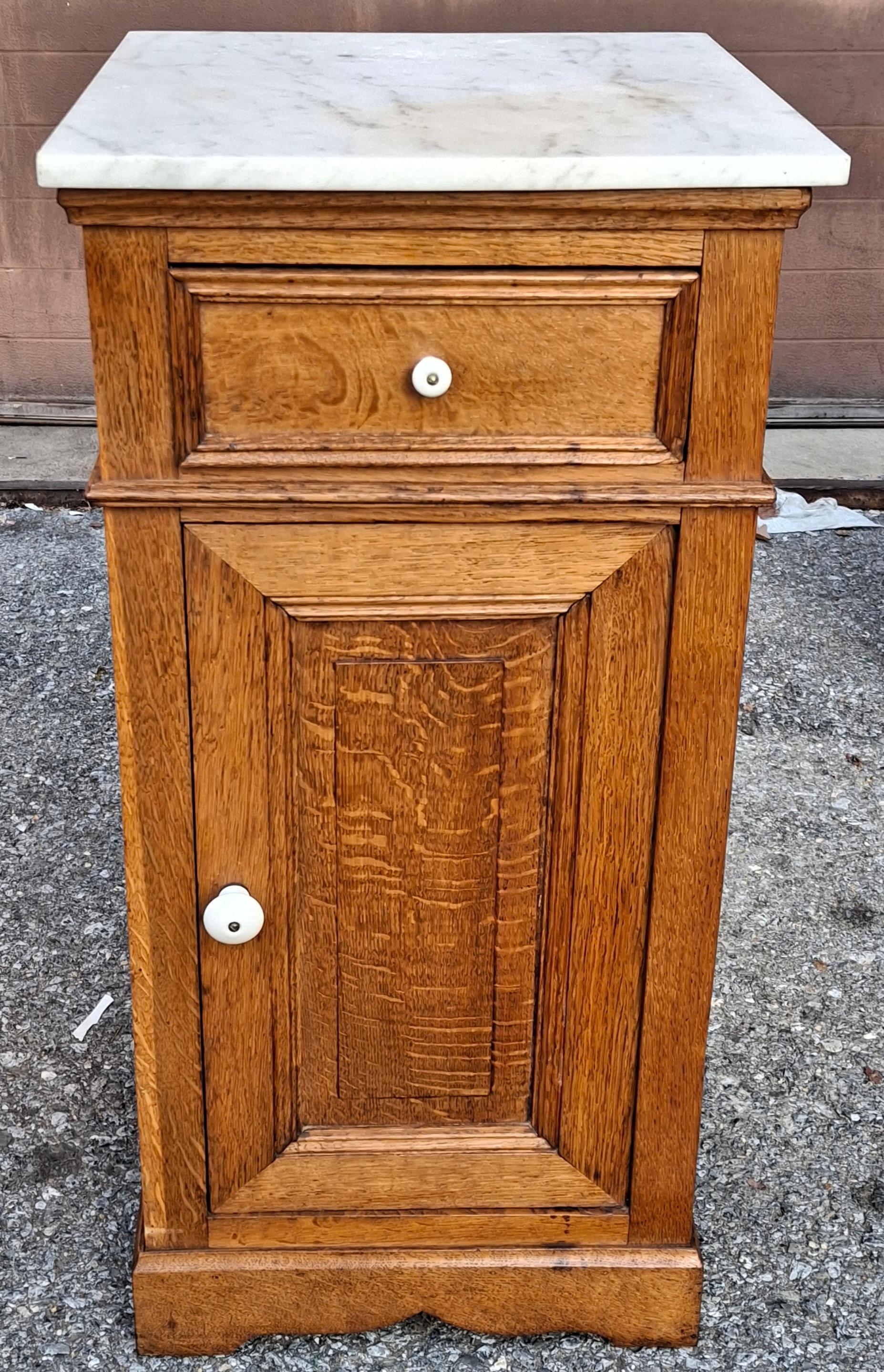 Coppia di tavolini vittoriani con piano in Oak e marmo in vendita 2