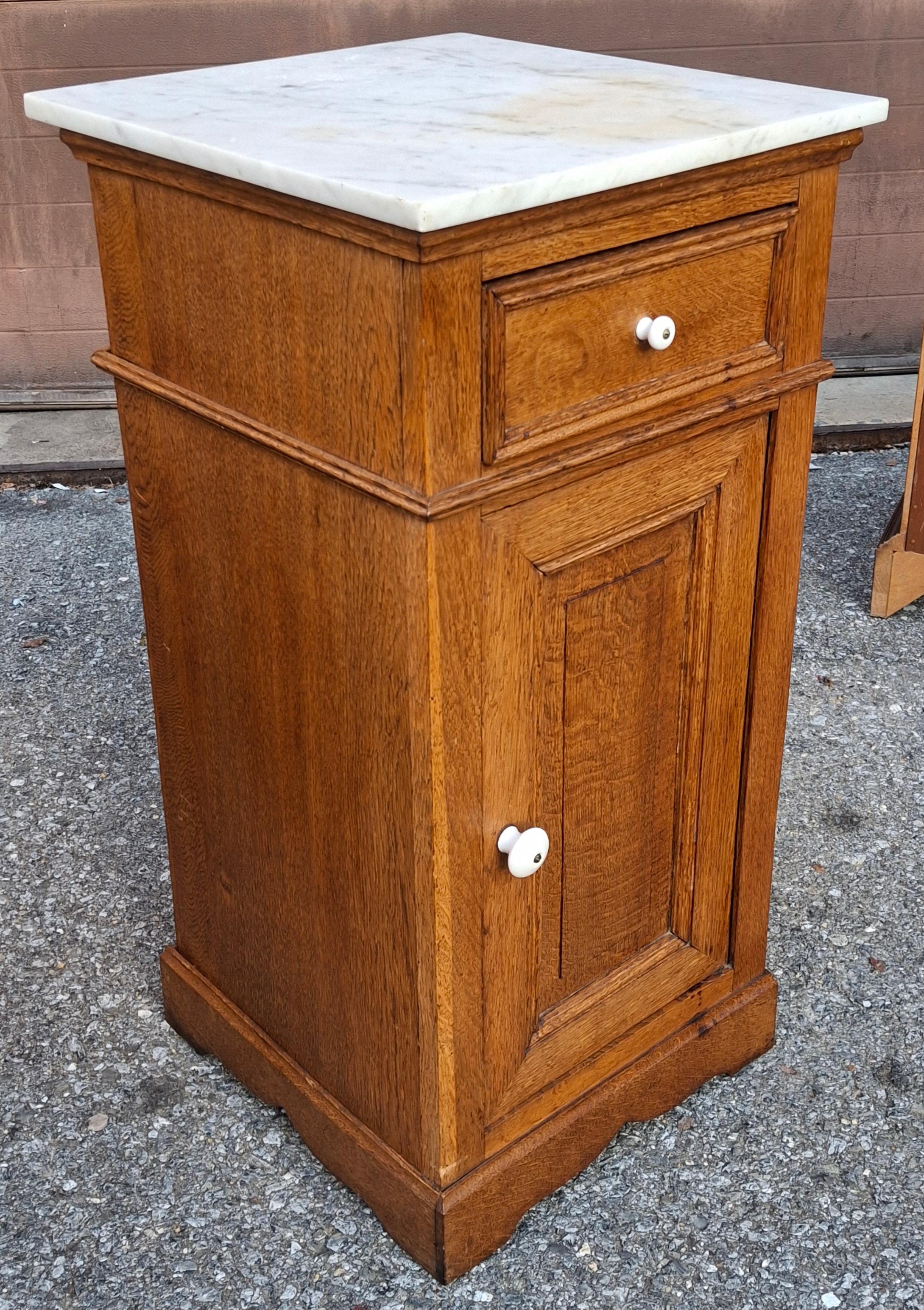 Coppia di tavolini vittoriani con piano in Oak e marmo in vendita 3