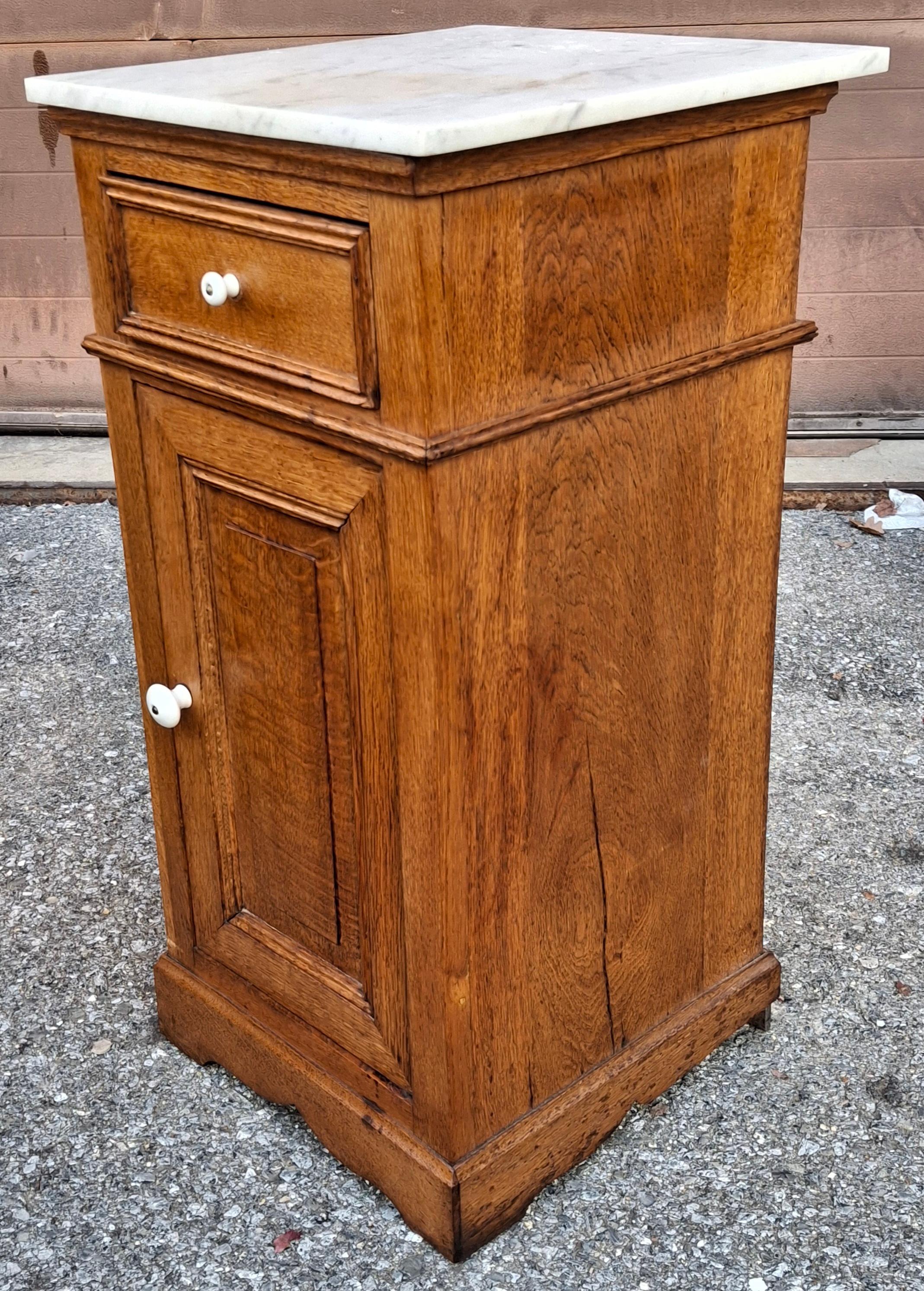 Coppia di tavolini vittoriani con piano in Oak e marmo in vendita 4