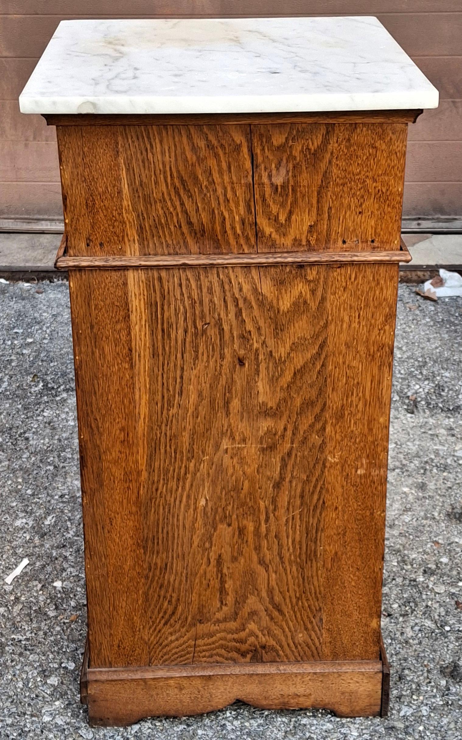 Coppia di tavolini vittoriani con piano in Oak e marmo in vendita 5