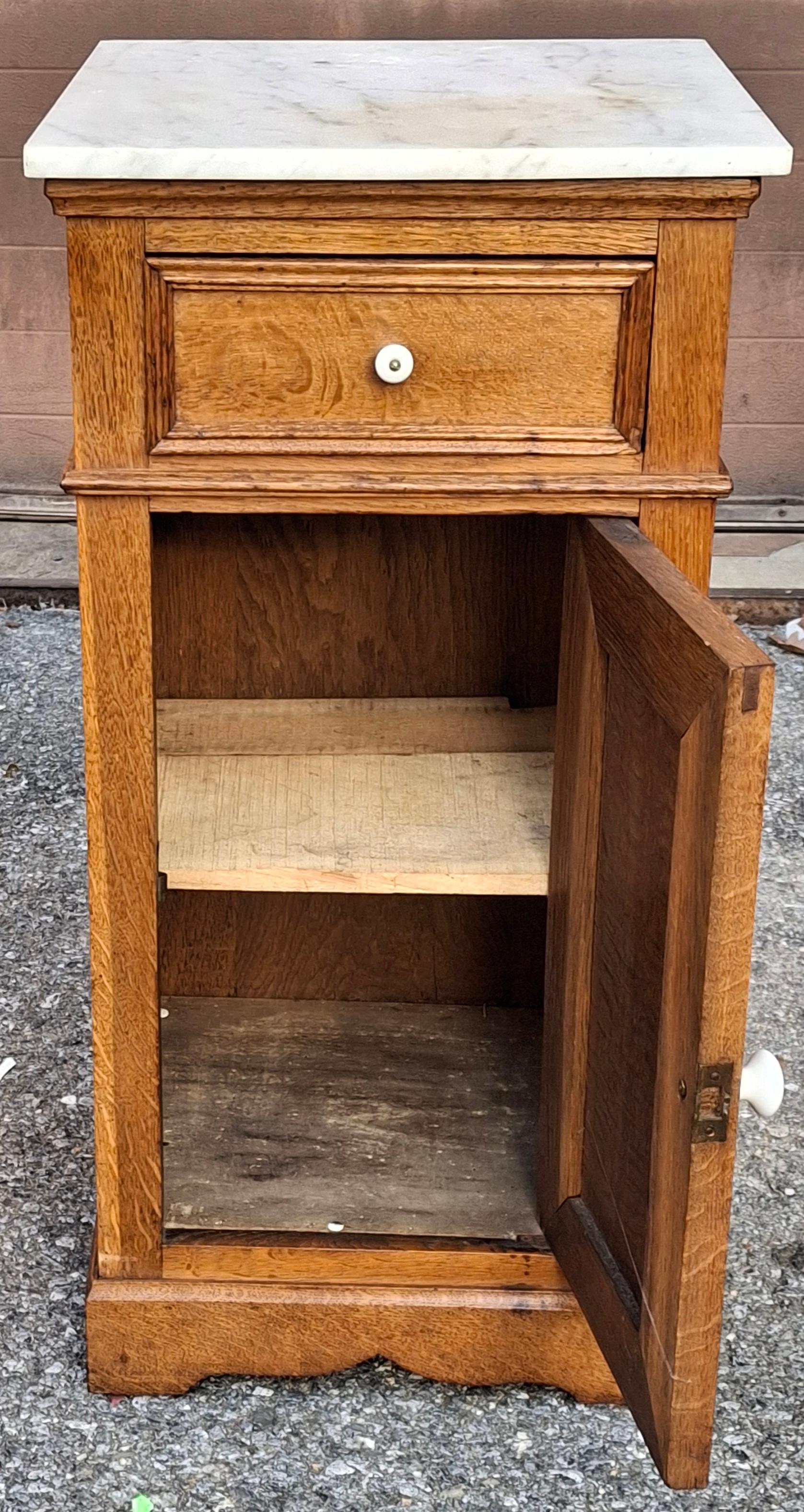 Coppia di tavolini vittoriani con piano in Oak e marmo in vendita 6