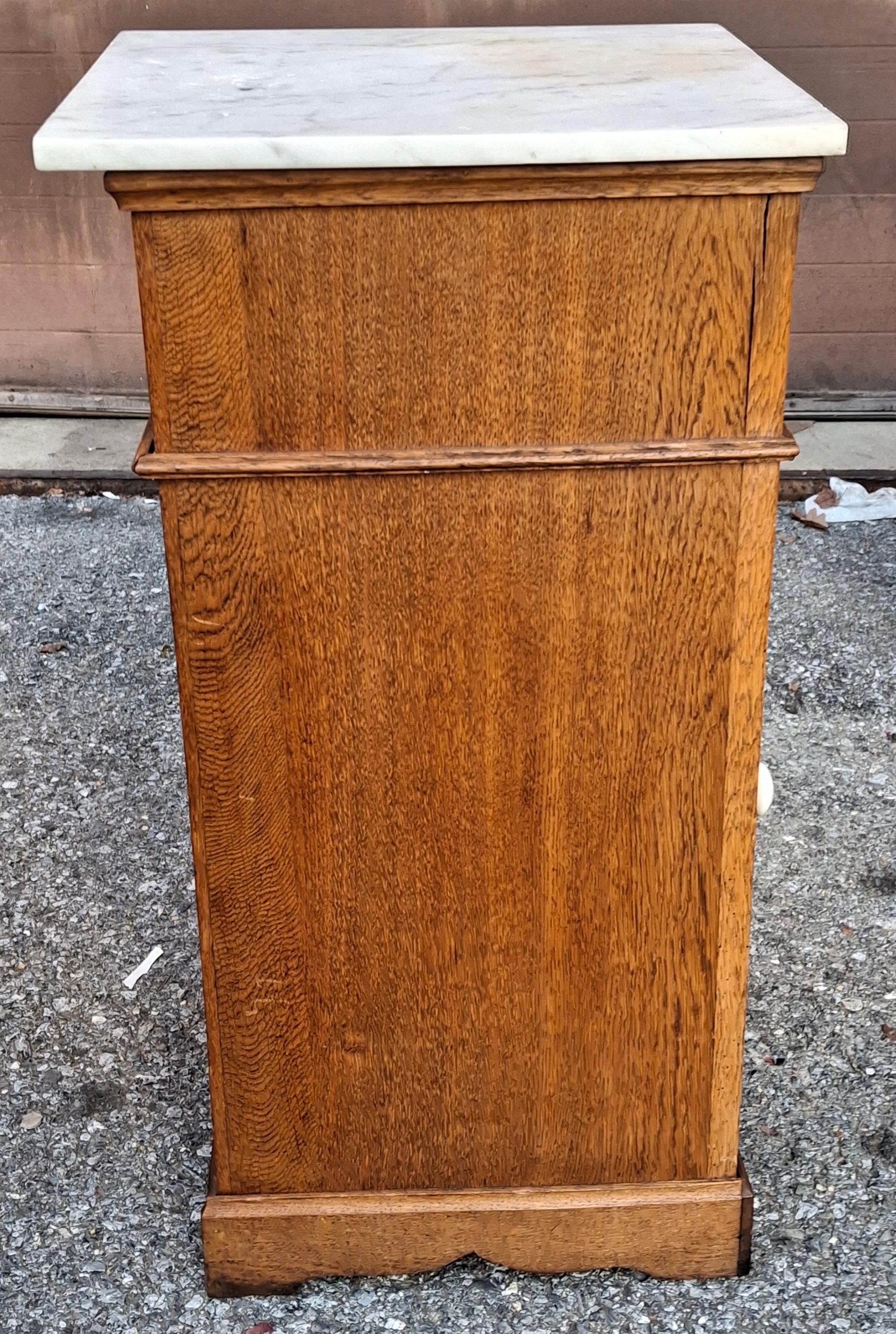 Coppia di tavolini vittoriani con piano in Oak e marmo in vendita 7