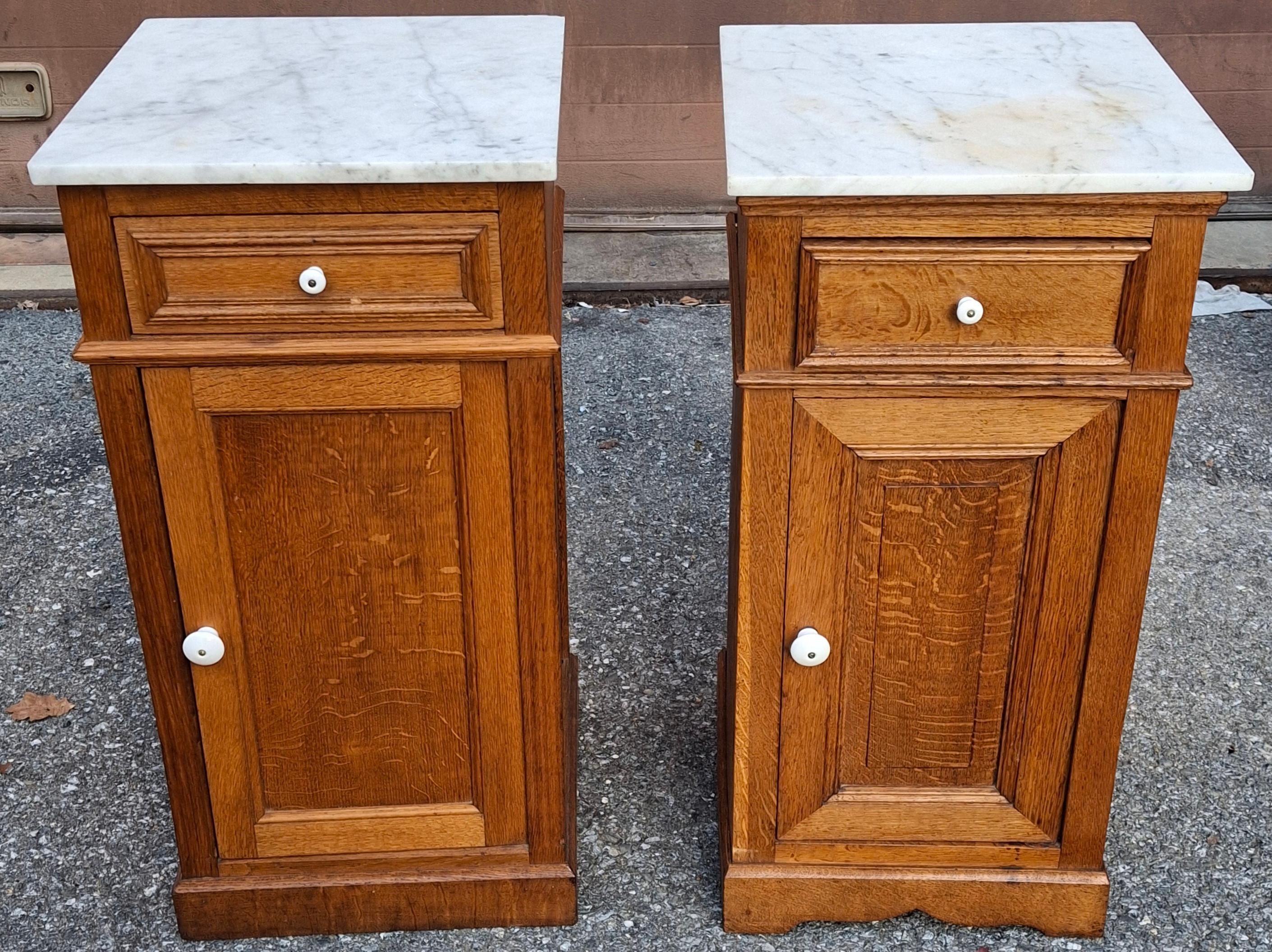 Coppia di tavolini vittoriani in Oak e marmo. Questa coppia del XIX secolo presenta un piano in marmo bianco, un cassetto singolo, un cassetto e un pomello in porcellana.
Misure:   15