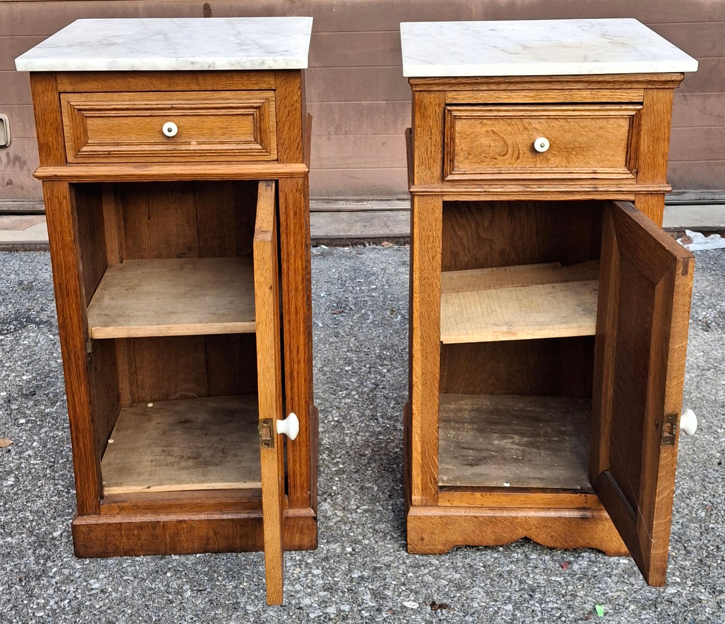 Vittoriano Coppia di tavolini vittoriani con piano in Oak e marmo in vendita