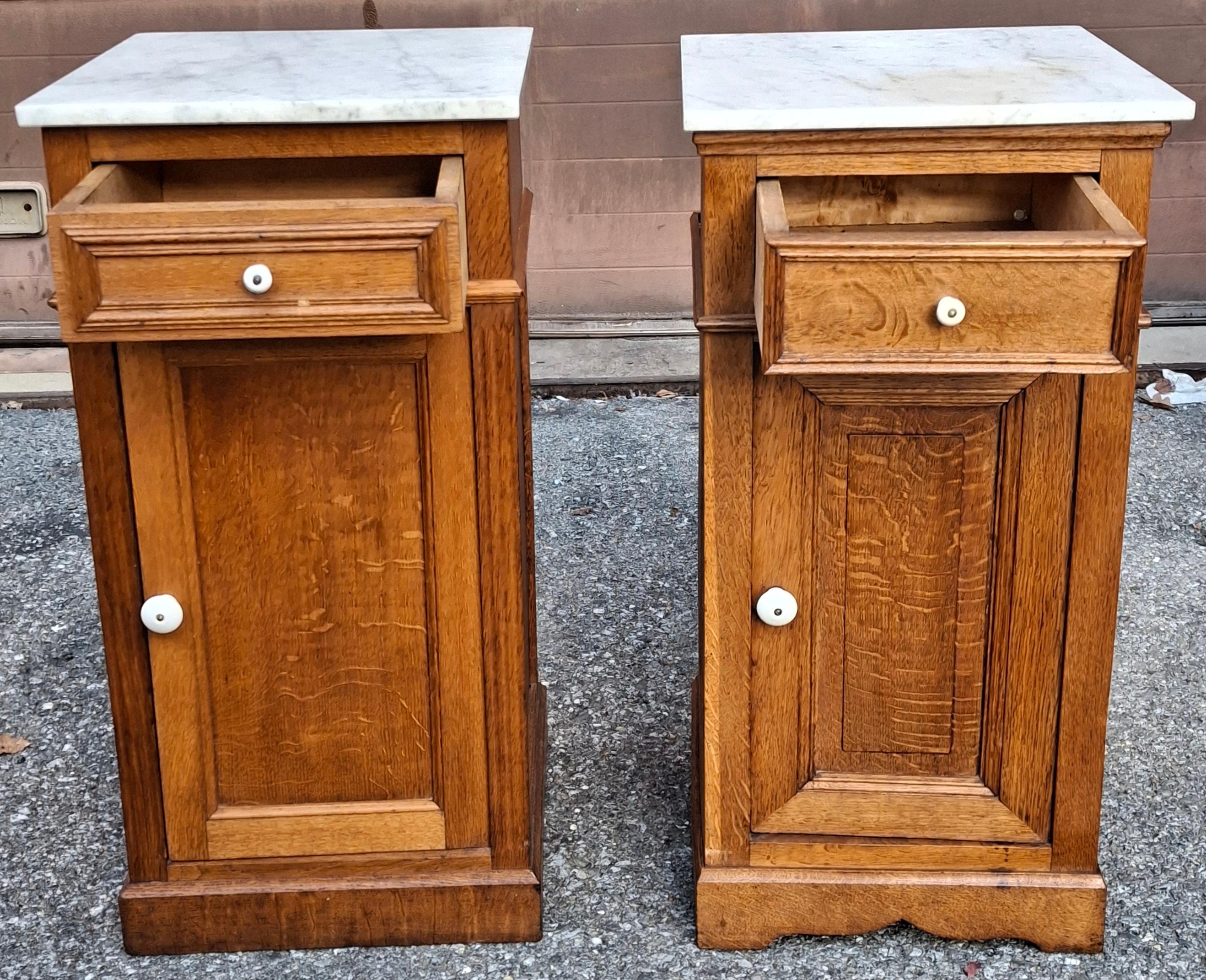 Americano Coppia di tavolini vittoriani con piano in Oak e marmo in vendita