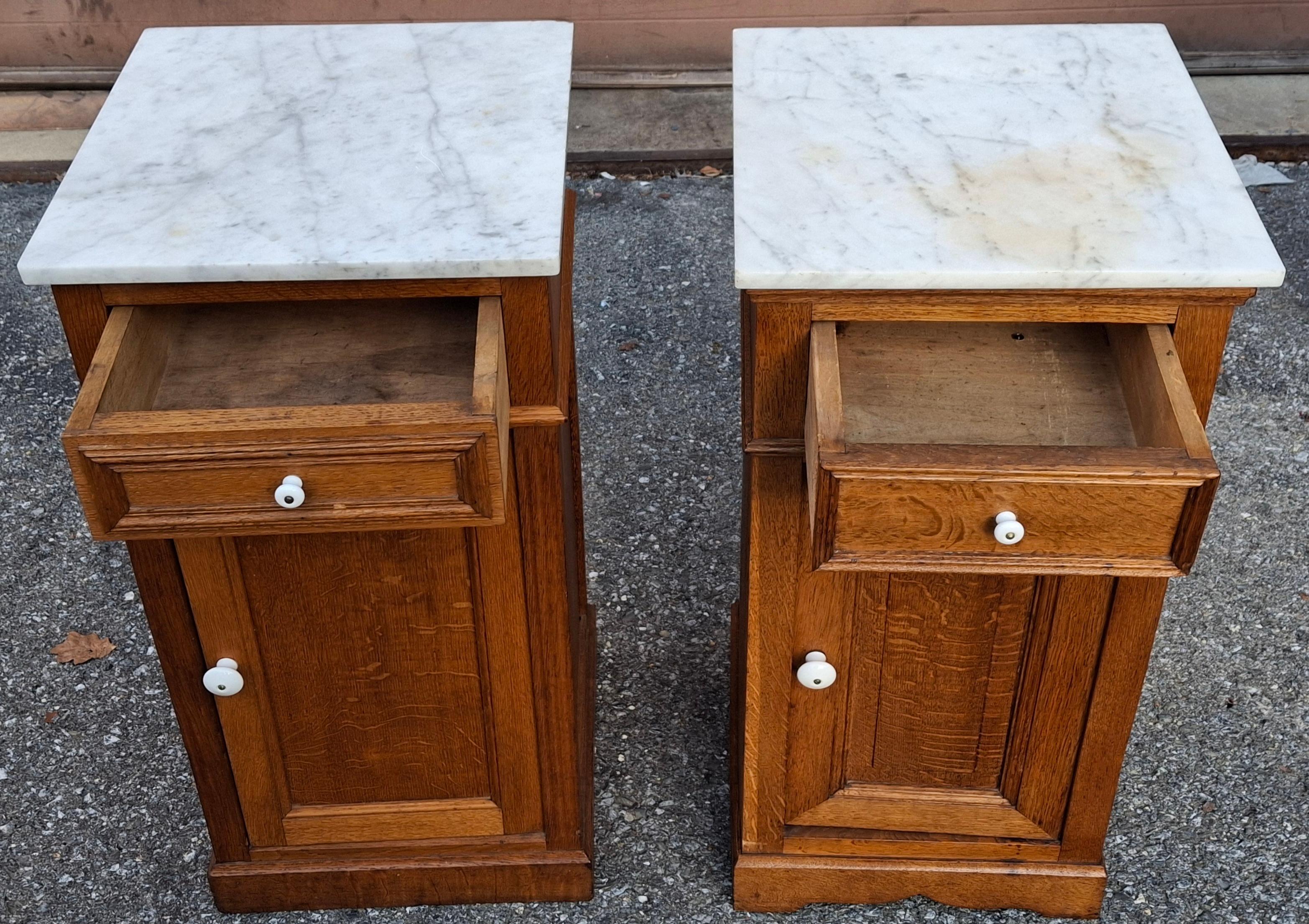 Mordenzato Coppia di tavolini vittoriani con piano in Oak e marmo in vendita