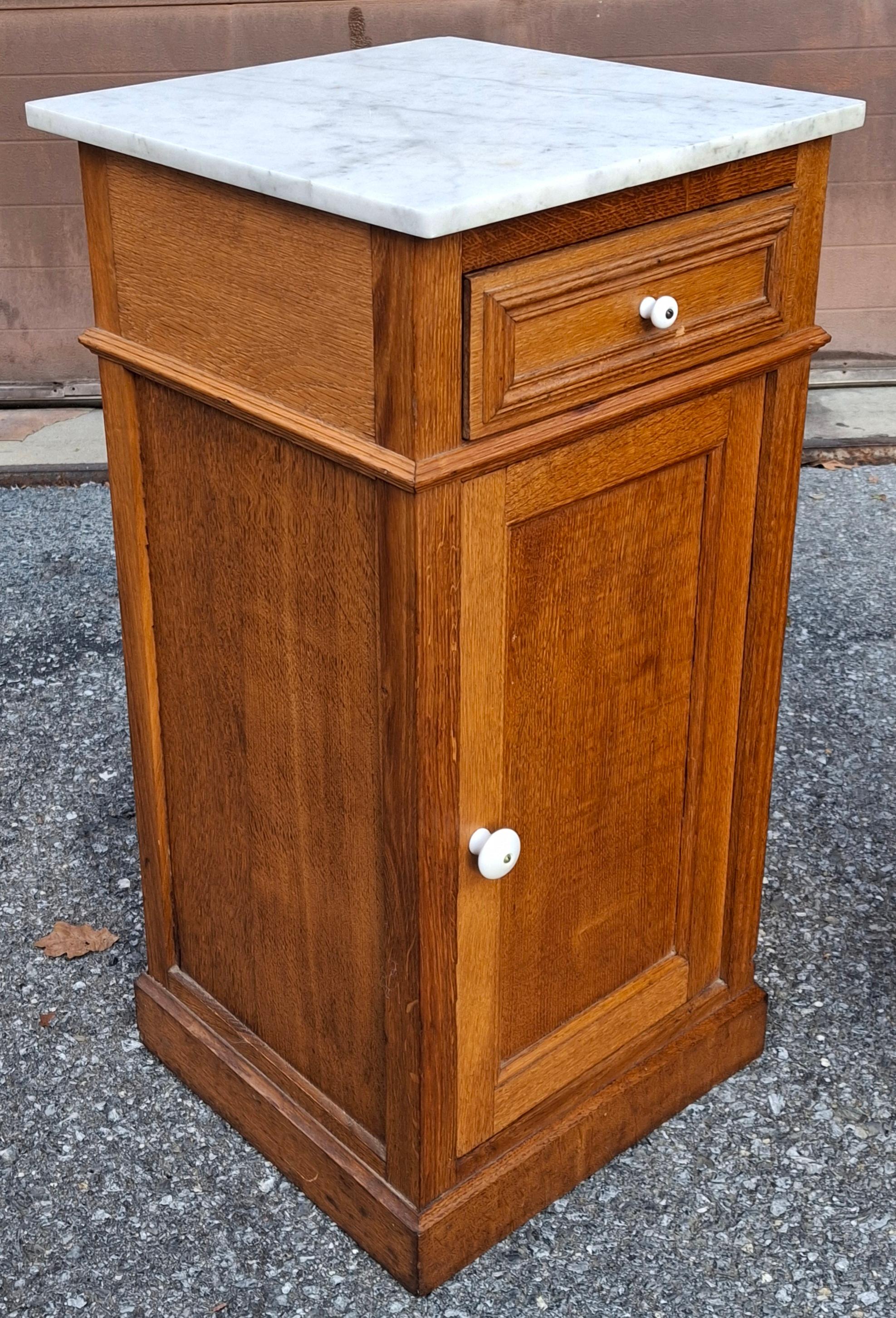 Coppia di tavolini vittoriani con piano in Oak e marmo In condizioni buone in vendita a Germantown, MD