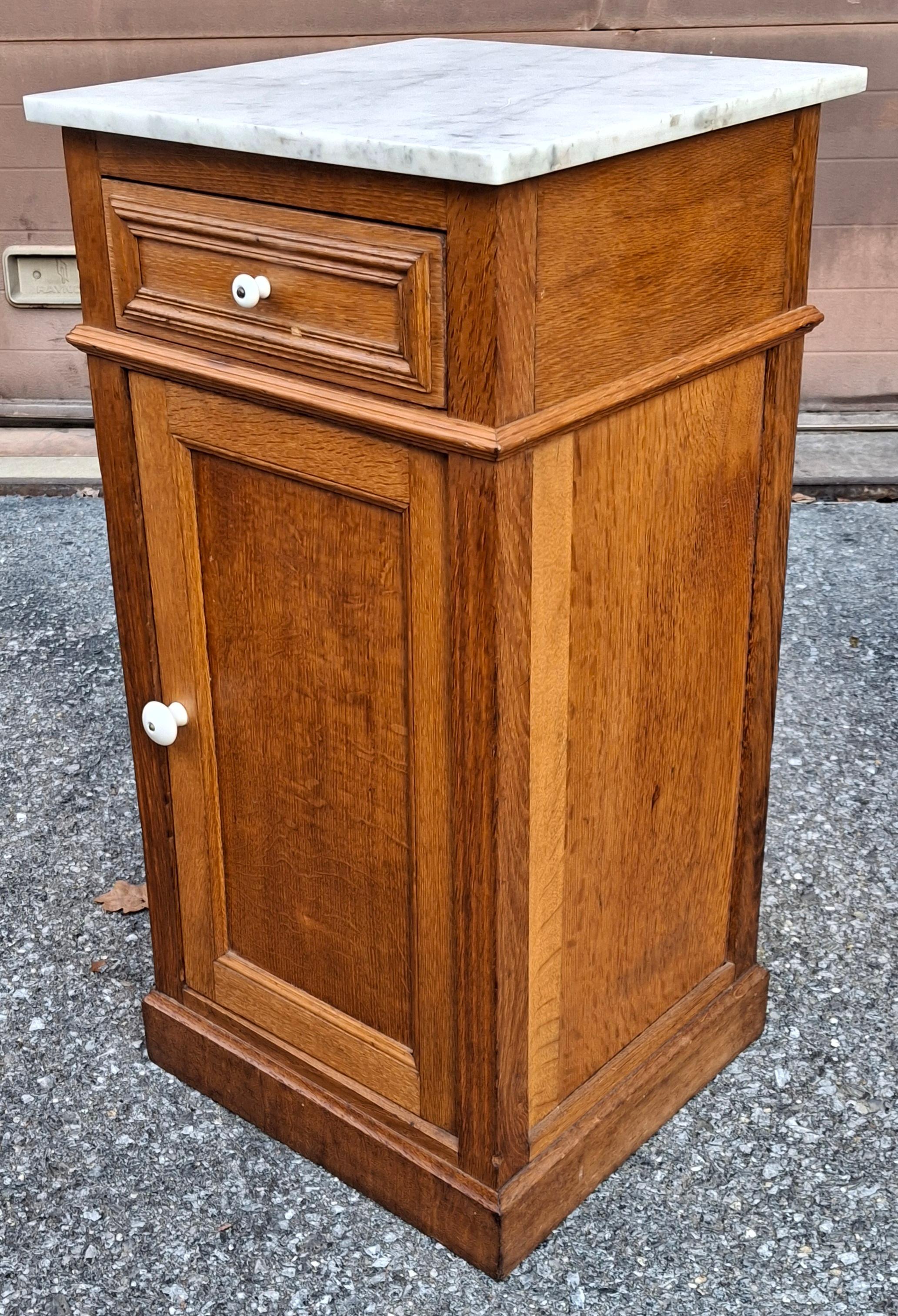 XX secolo Coppia di tavolini vittoriani con piano in Oak e marmo in vendita