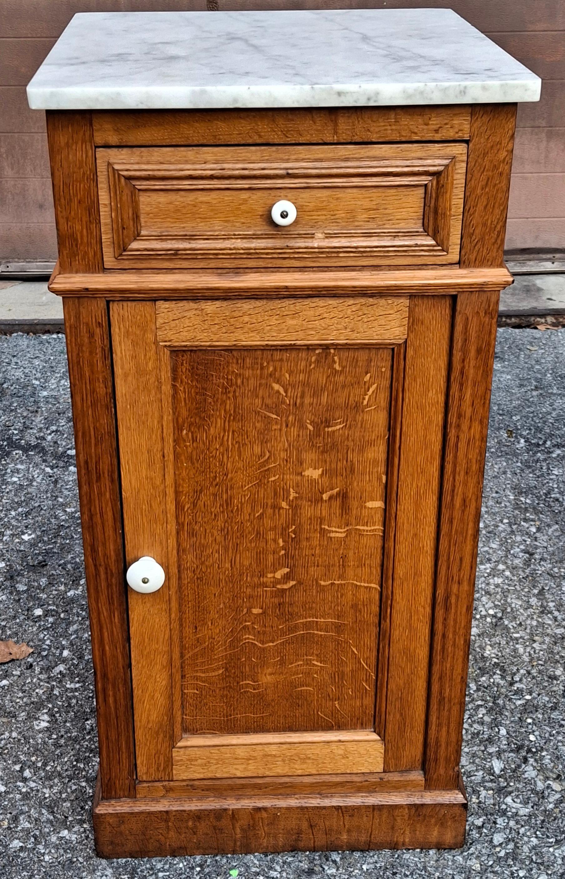 Porcellana Coppia di tavolini vittoriani con piano in Oak e marmo in vendita