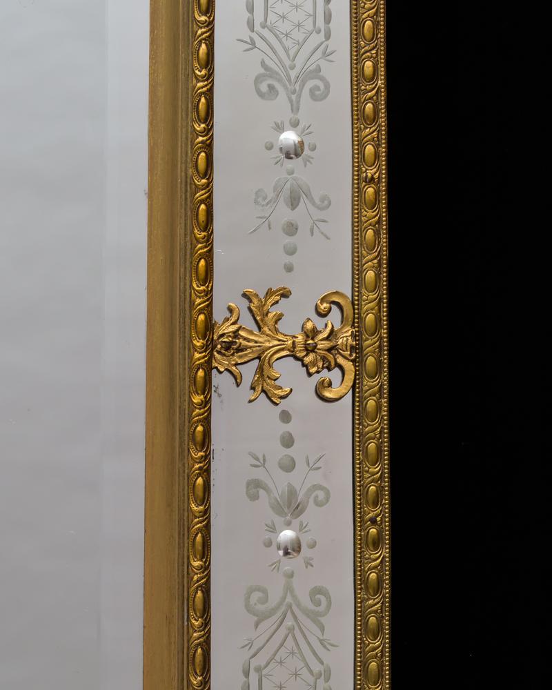 Ein Paar vergoldete und gravierte Goldbronze-Spiegel aus der viktorianischen Zeit (Schwedisch) im Angebot