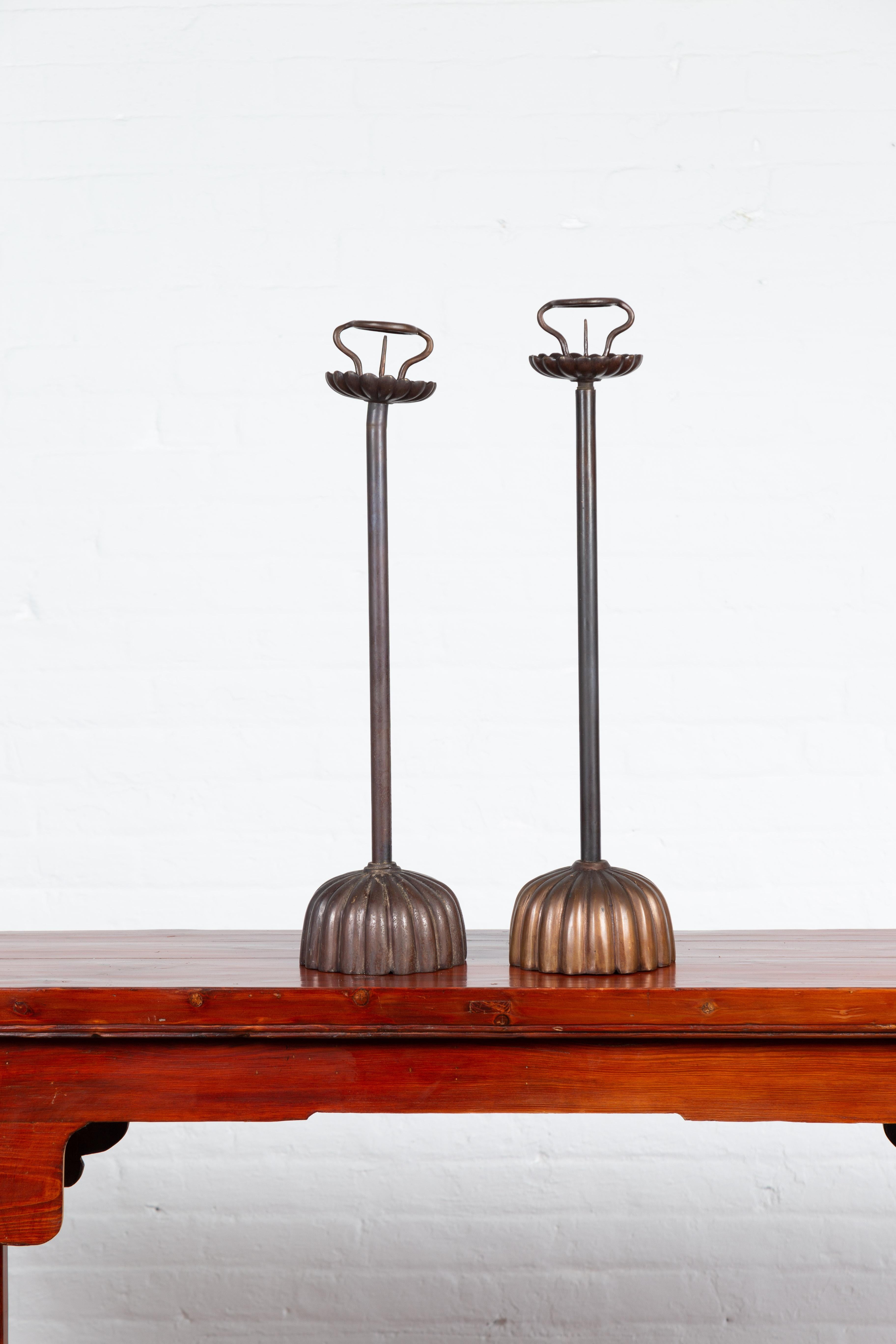Fast identisches Paar Lotus-Kerzenständer aus gegossener Bronzeguss im japanischen Stil, Vintage im Zustand „Gut“ im Angebot in Yonkers, NY