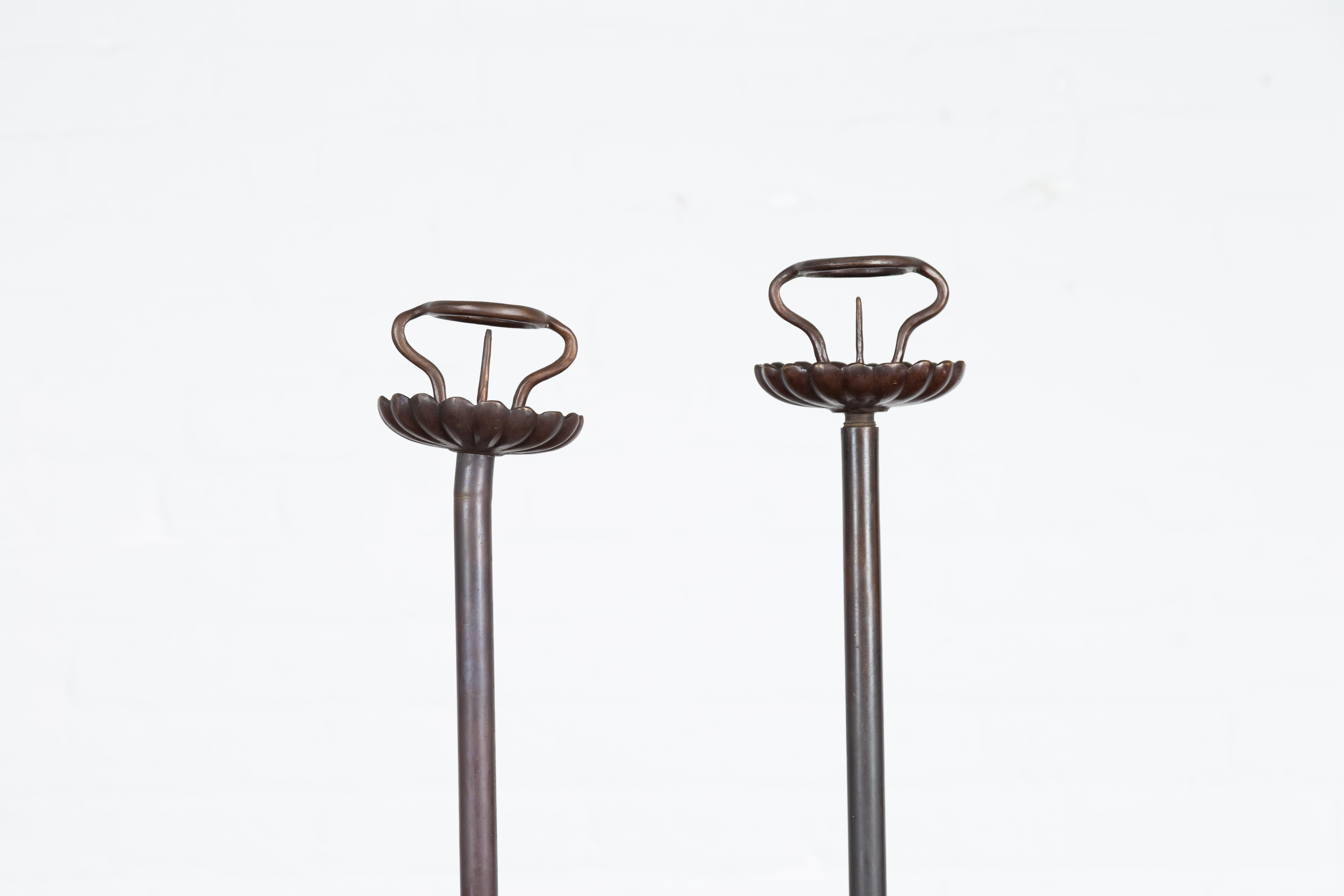Fast identisches Paar Lotus-Kerzenständer aus gegossener Bronzeguss im japanischen Stil, Vintage (20. Jahrhundert) im Angebot