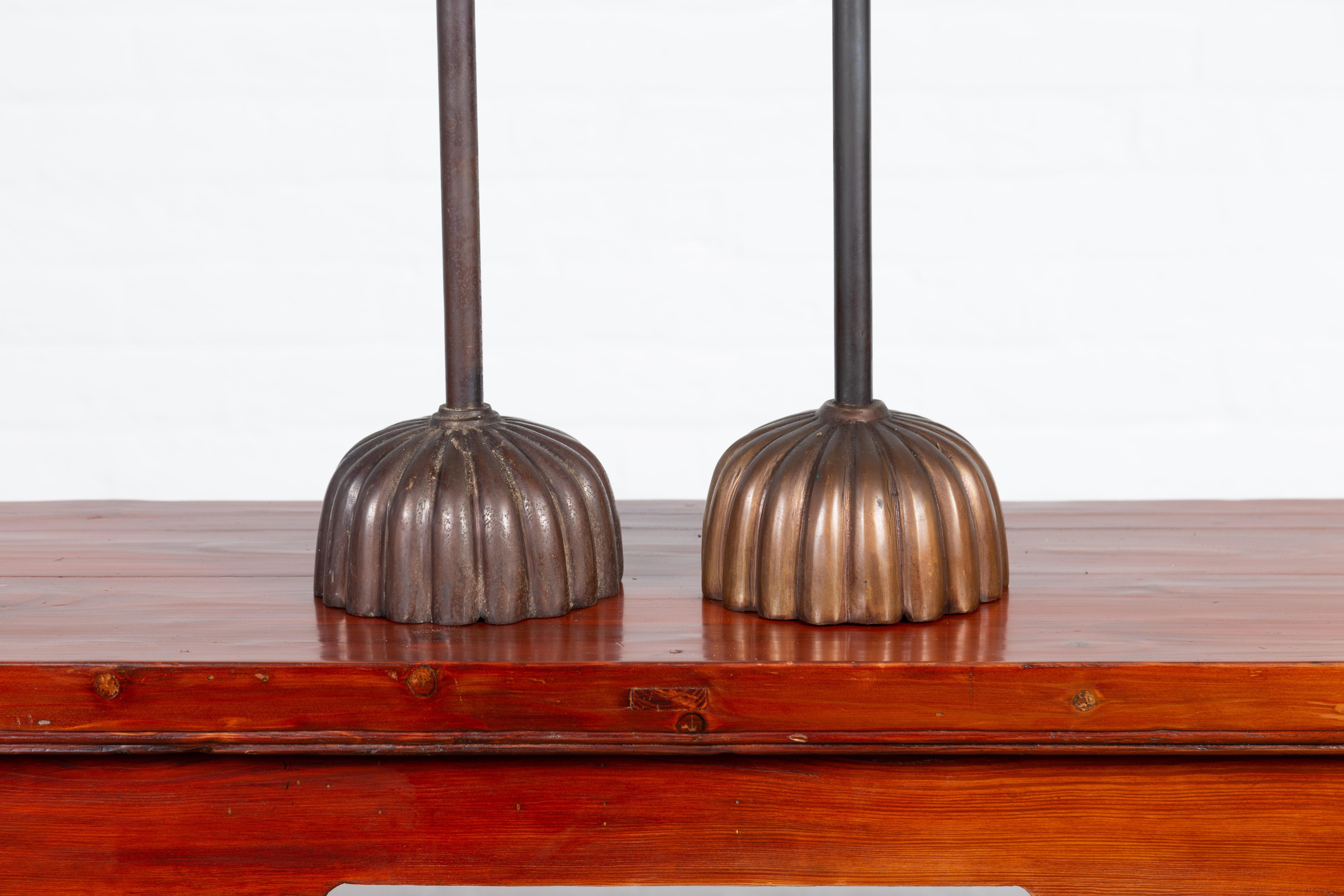Fast identisches Paar Lotus-Kerzenständer aus gegossener Bronzeguss im japanischen Stil, Vintage im Angebot 1