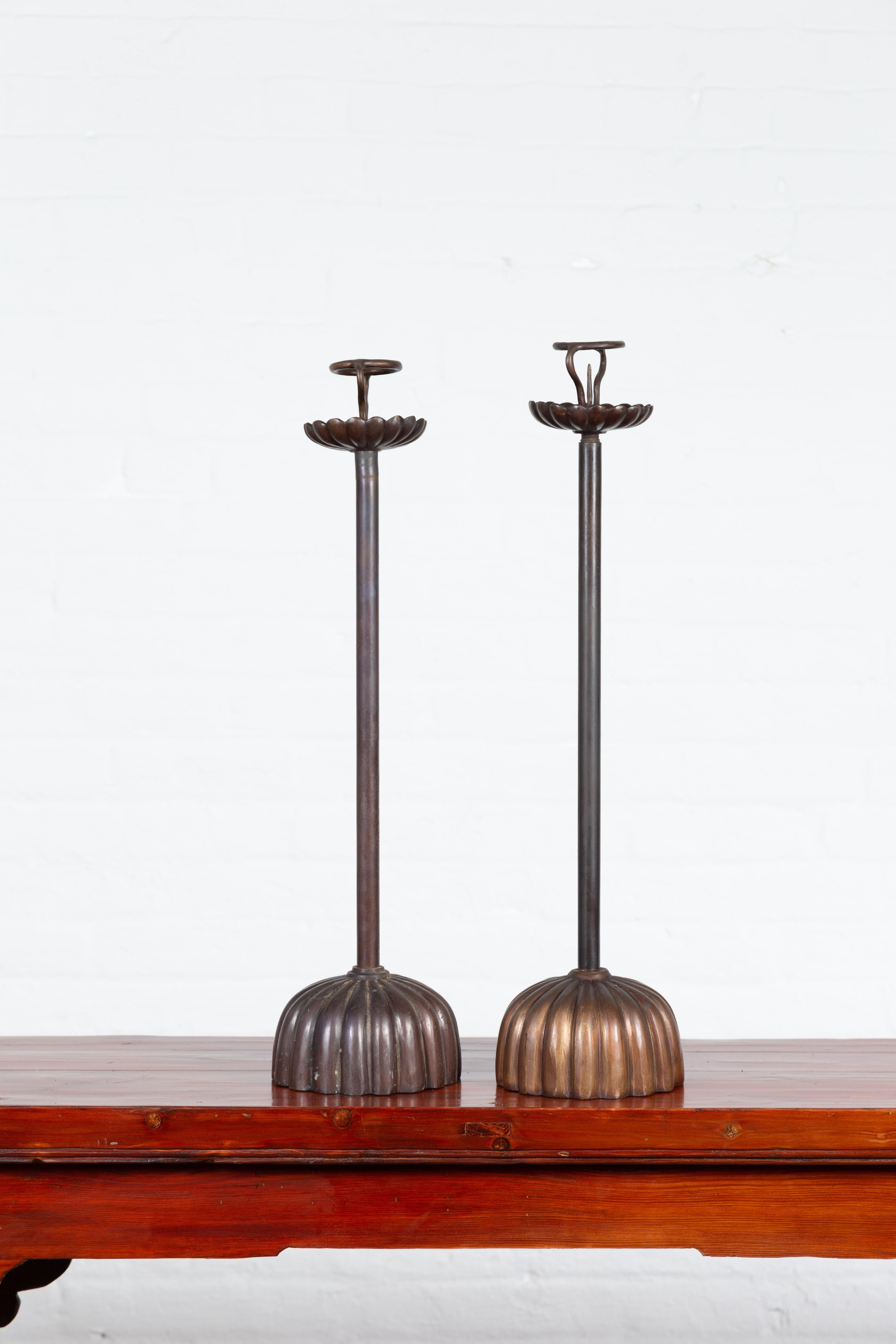 Fast identisches Paar Lotus-Kerzenständer aus gegossener Bronzeguss im japanischen Stil, Vintage im Angebot 2