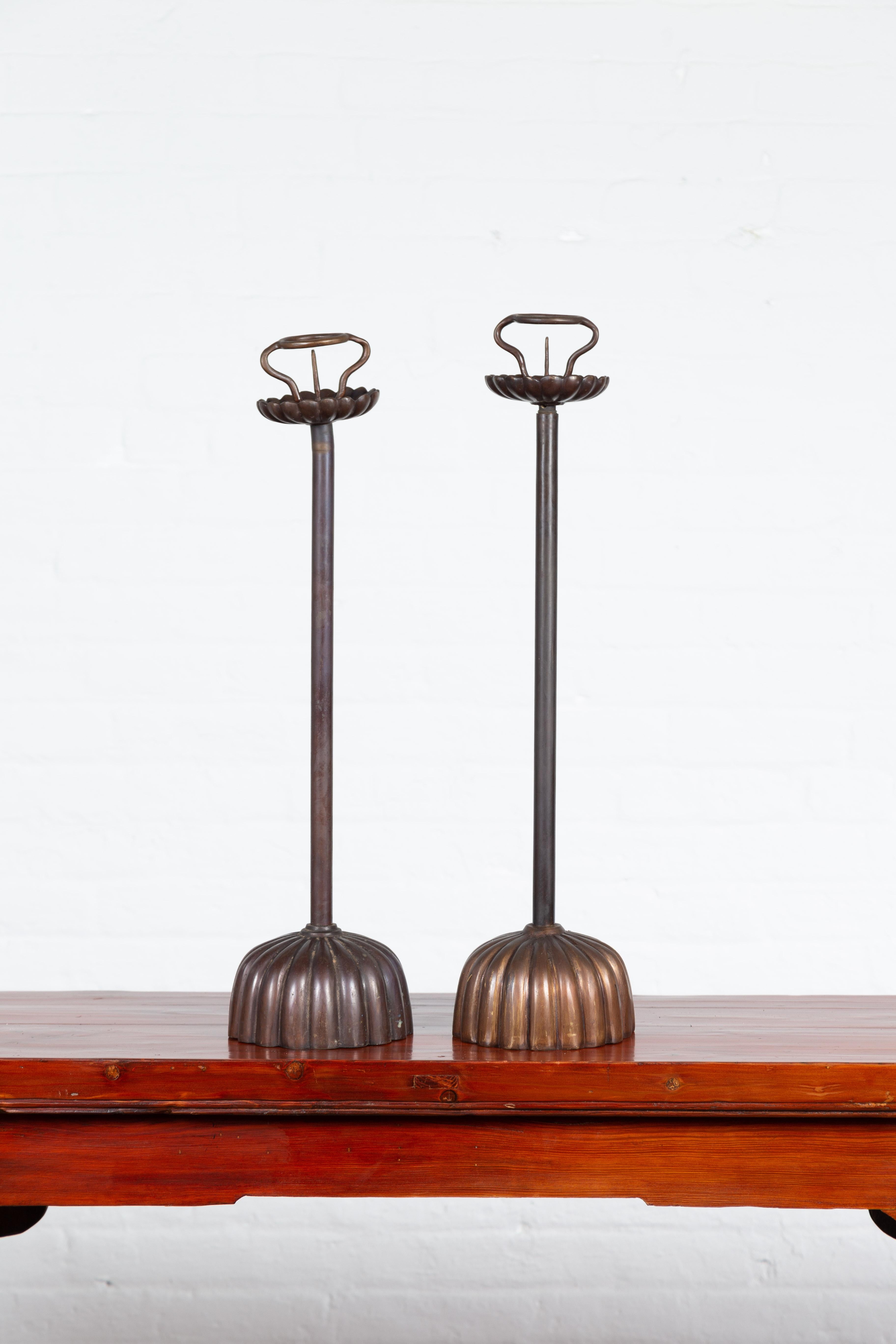Fast identisches Paar Lotus-Kerzenständer aus gegossener Bronzeguss im japanischen Stil, Vintage im Angebot 3