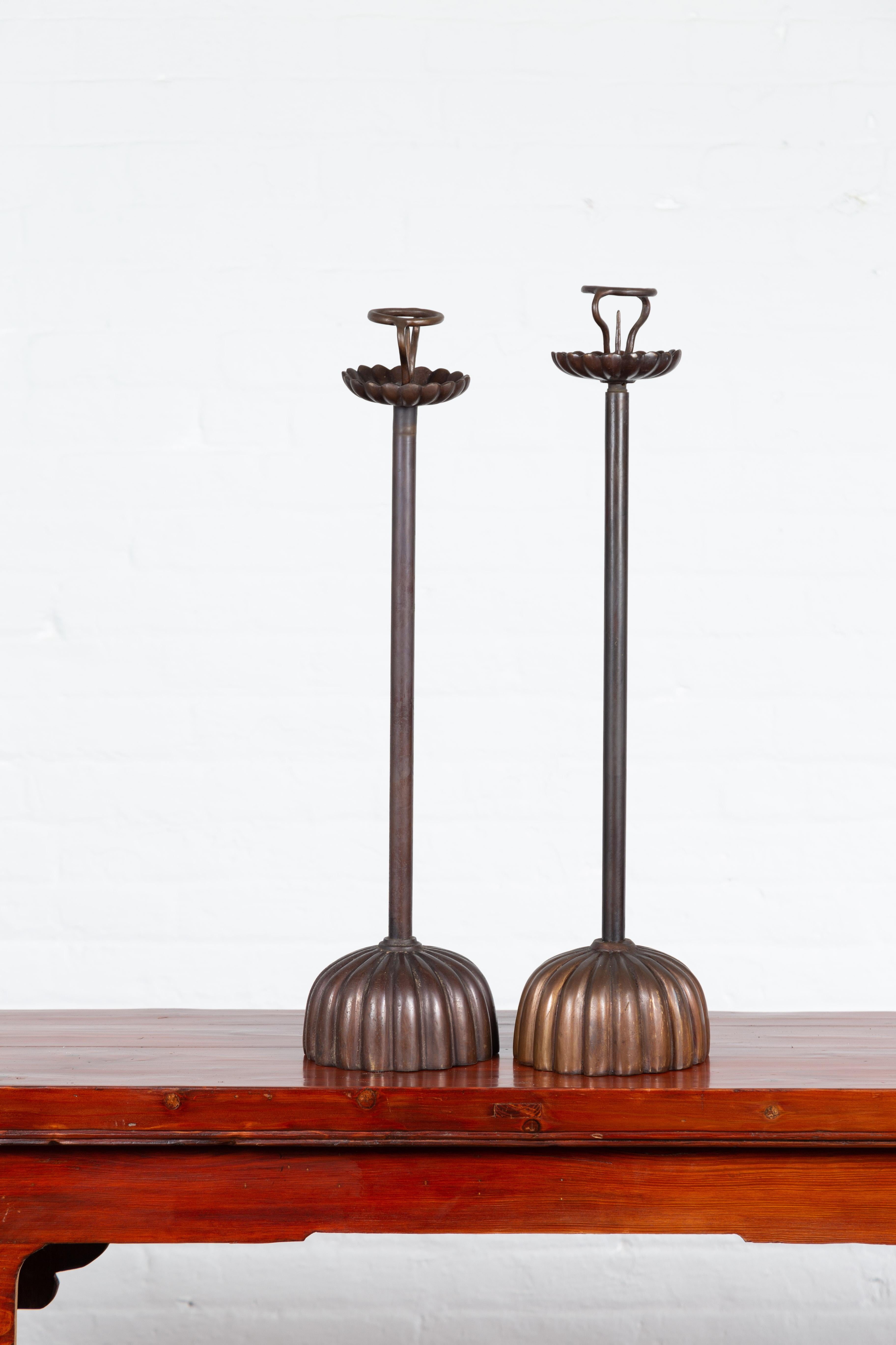 Fast identisches Paar Lotus-Kerzenständer aus gegossener Bronzeguss im japanischen Stil, Vintage im Angebot 4