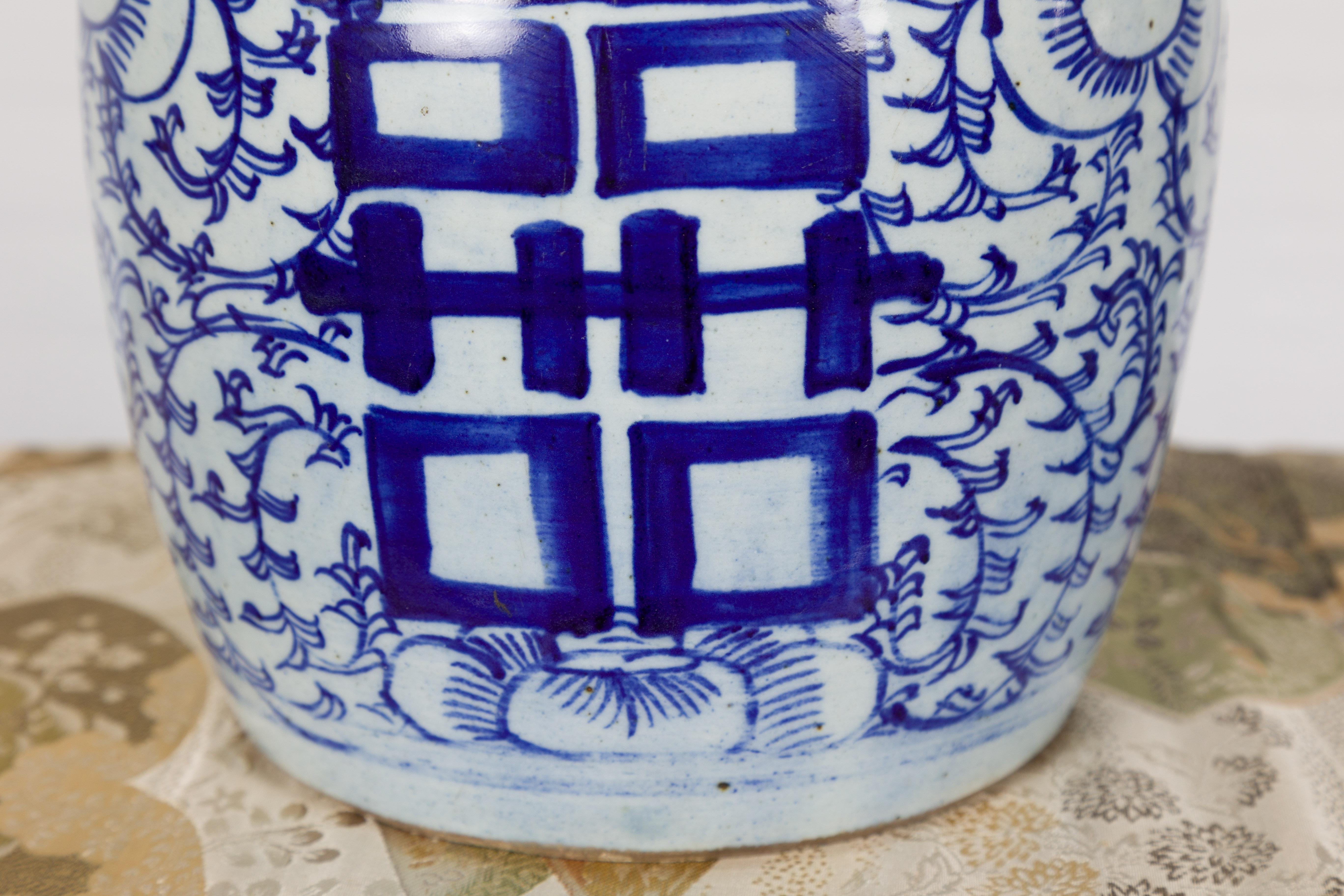 Près d'une paire de pots à gingembre à couvercle à double bonheur en porcelaine blanche et bleue en vente 4