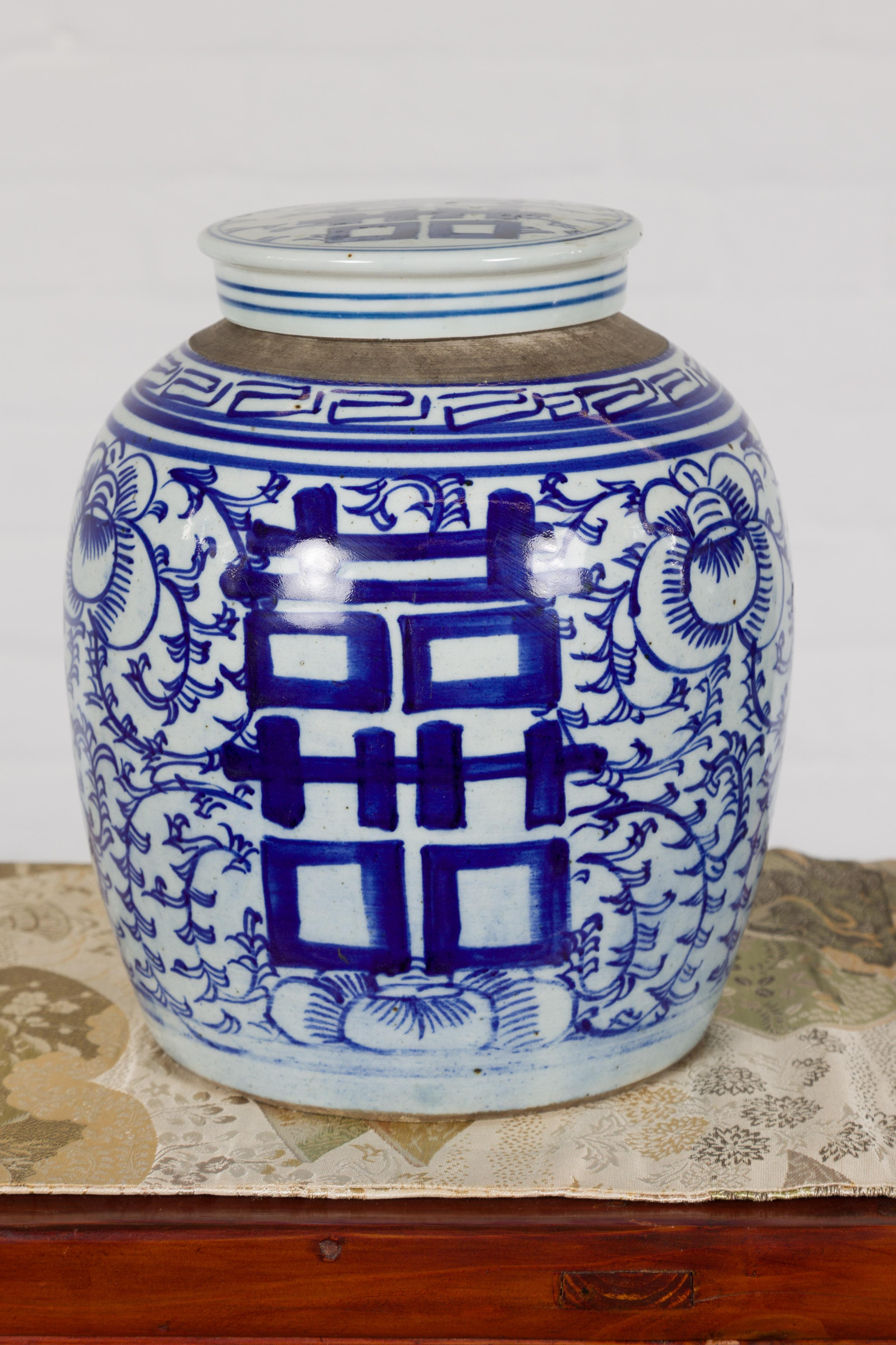 20ième siècle Près d'une paire de pots à gingembre à couvercle à double bonheur en porcelaine blanche et bleue en vente