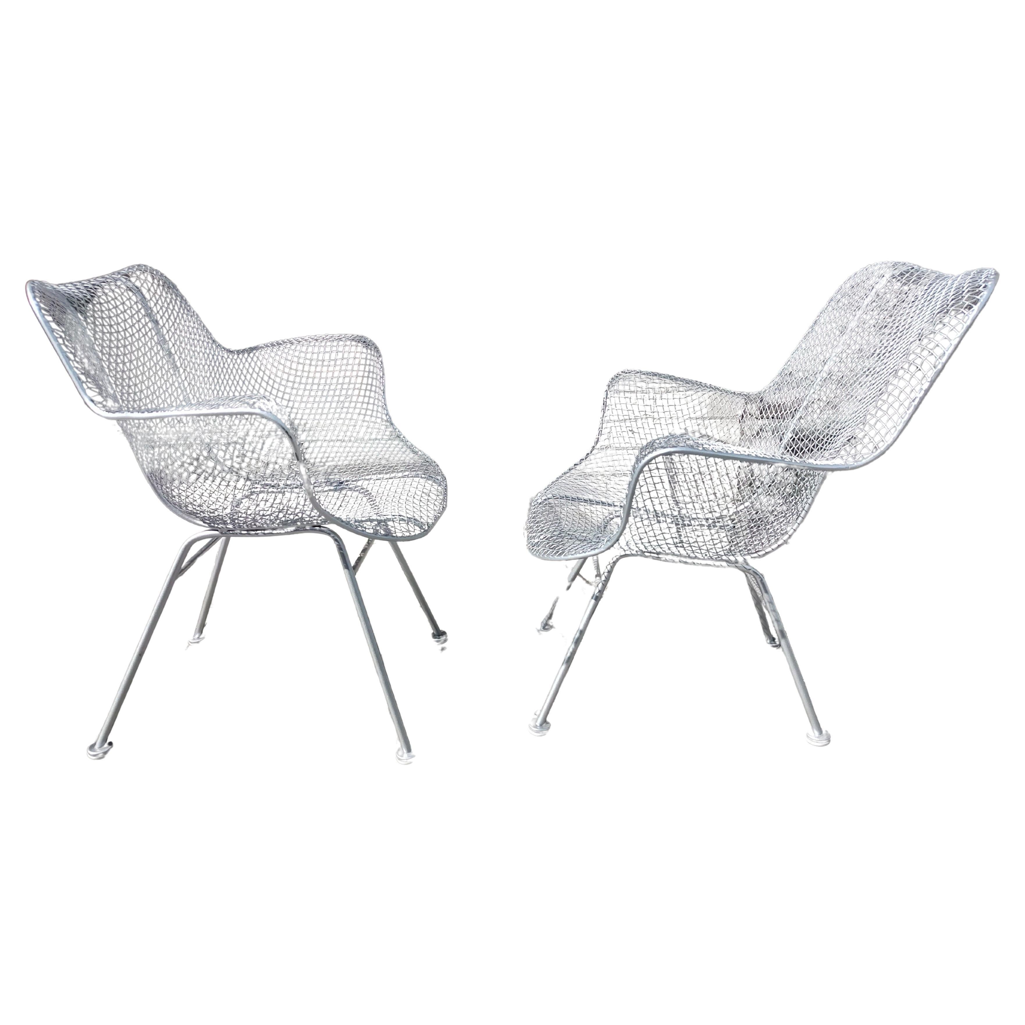 Ein Paar Woodard-Skulpturen-Loungesessel, restauriert (amerikanisch) im Angebot