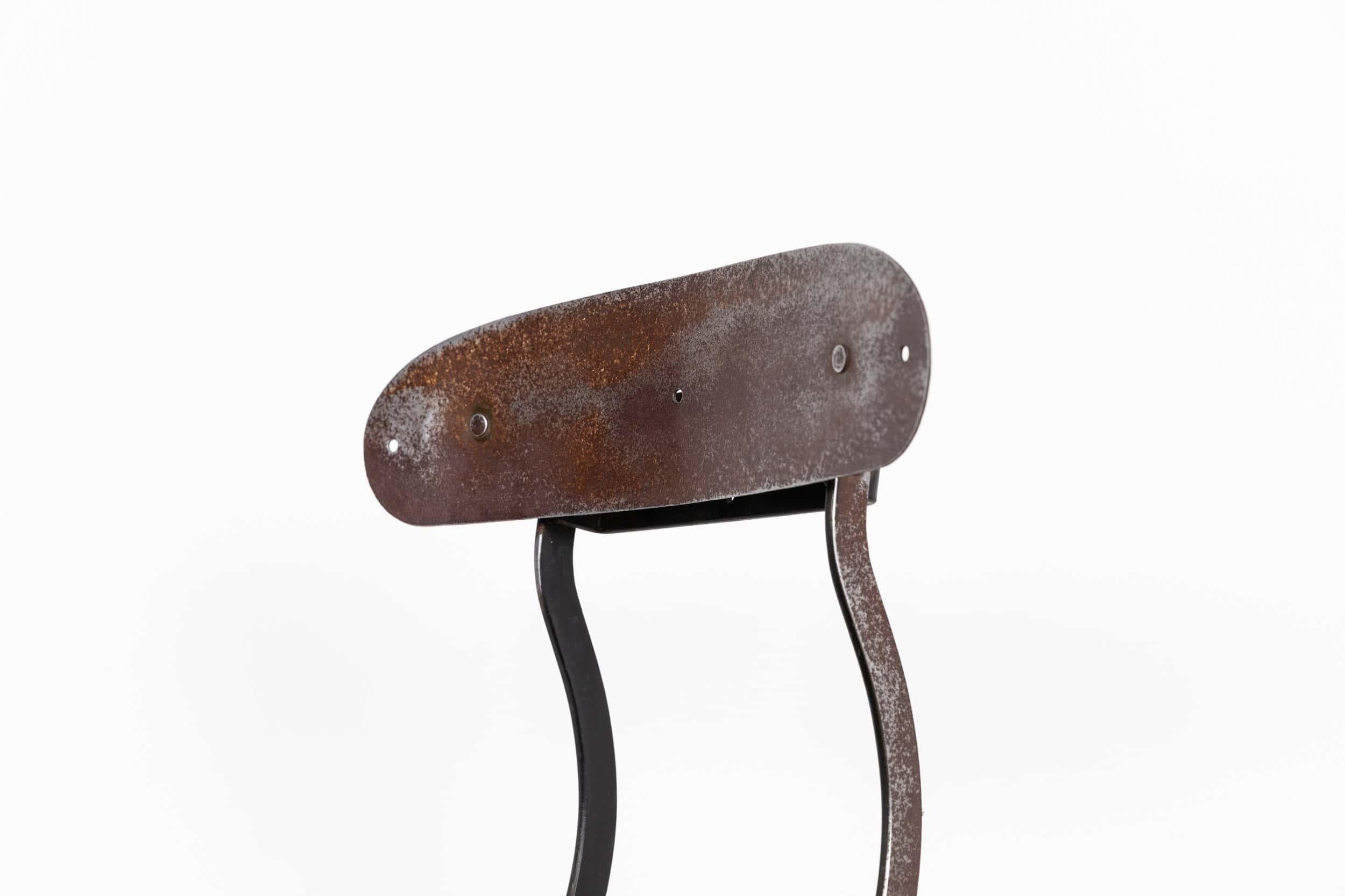 Schlichte, aber elegant geformte Industriehocker, hergestellt in England von Evertaut, um 1940.

Beinahe ein Paar, nur in der Höhe unterschiedlich. Ikonischer Formstahlrahmen und originelle Hartholzplatte mit Metallrückenlehne. Etikett des