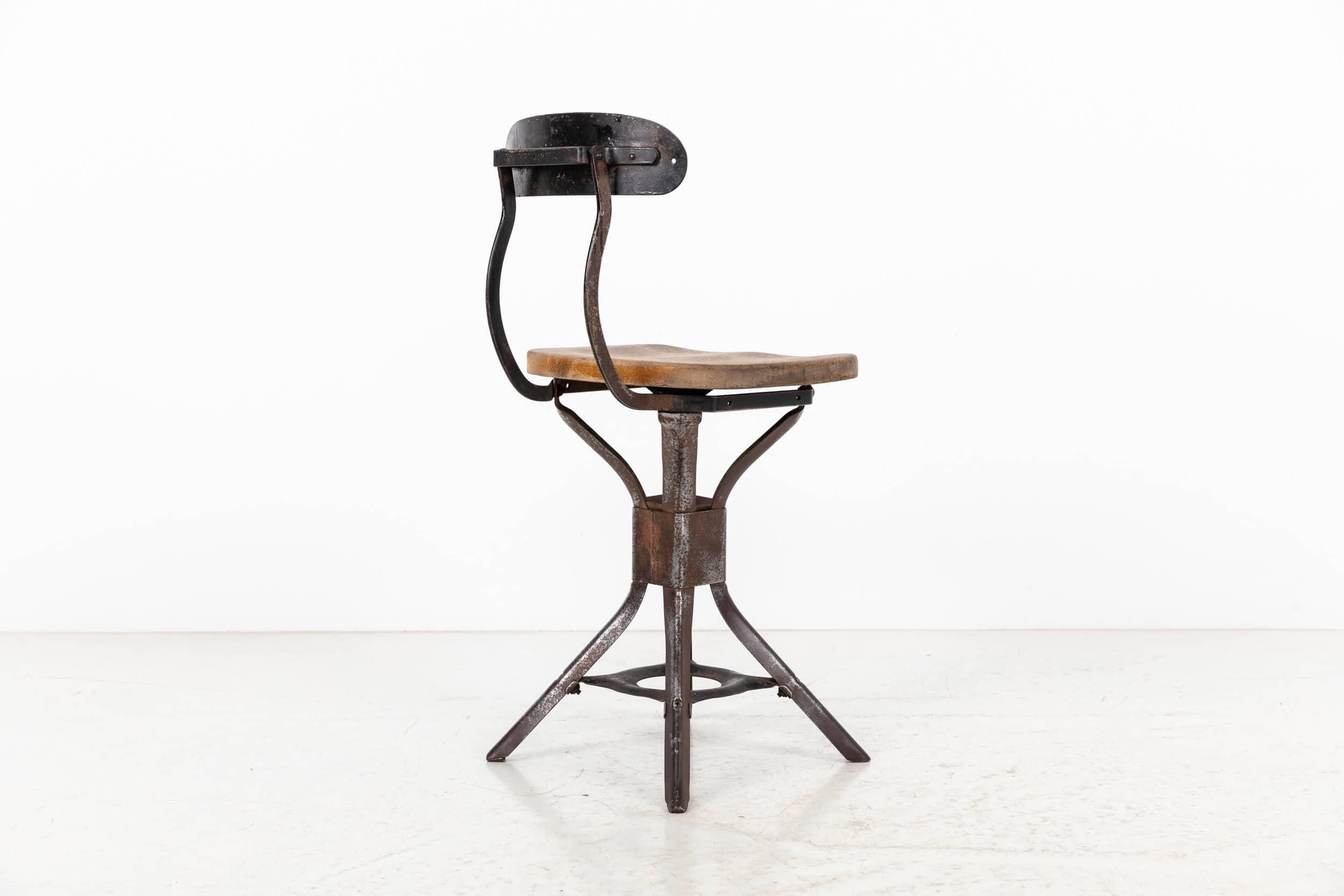 Fast Paar Vintage Antike Industrie Evertaut Fabrik Machinist's Hocker, c.1940 (Industriell) im Angebot