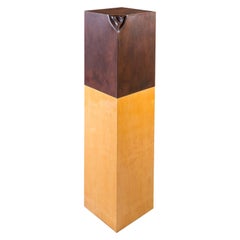 Maßgefertigte minimalistische Skulptur aus geschweißtem Stahl, einzigartiger Holzsockel
