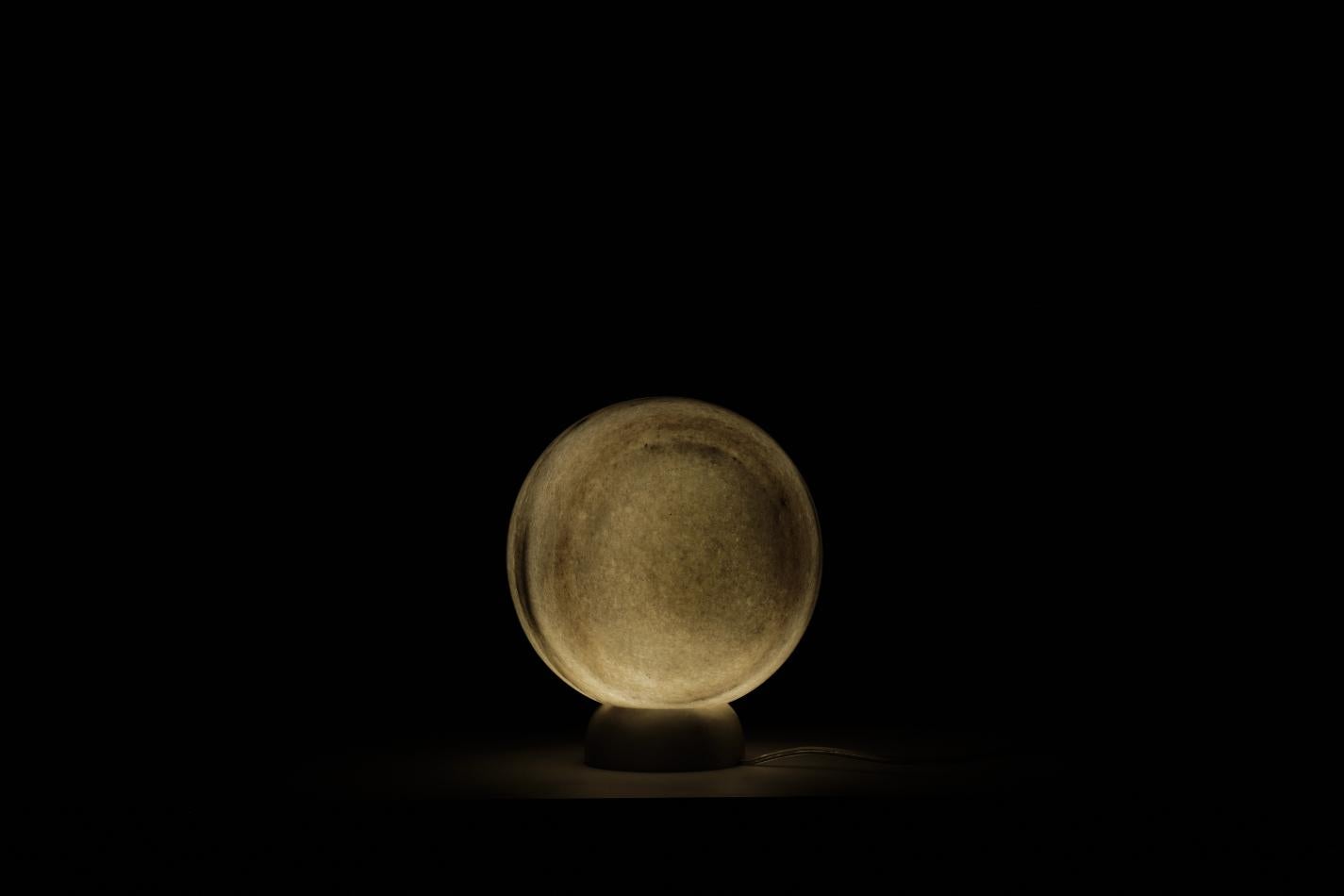 Indien Lampe en marbre Makrana Nearness III « Moonlight » d'Alba Abiad « w/Naveen Jose » en vente